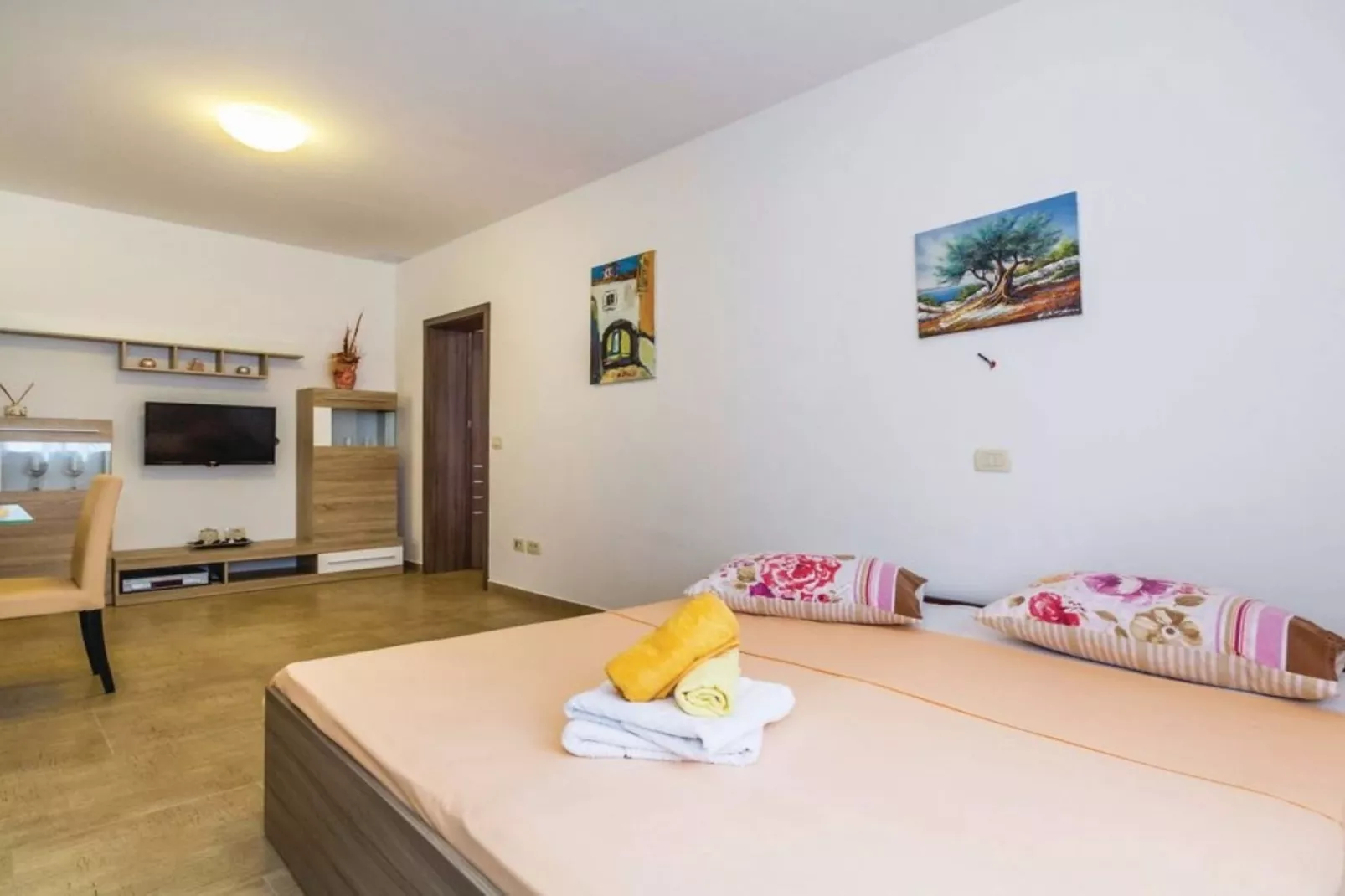 Cozy One Bedroom Apartment with Terrace - One Bedroom Apartment