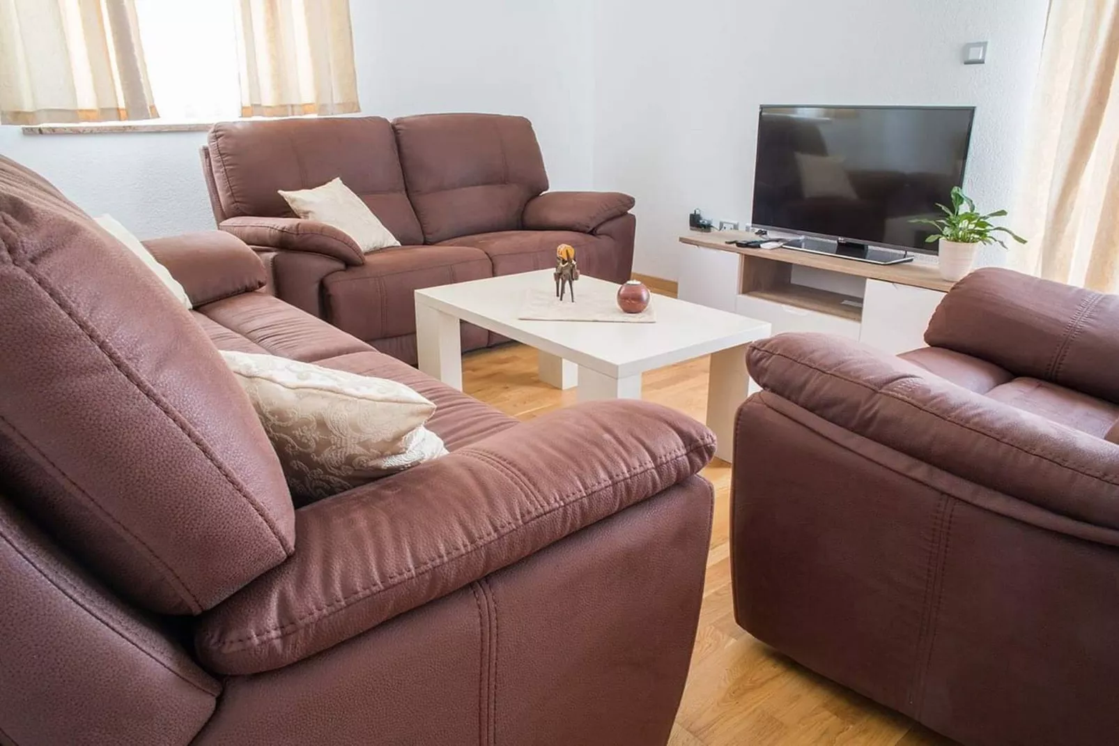 Holiday Home J&D No.2-Nine Bedroom House with Pool