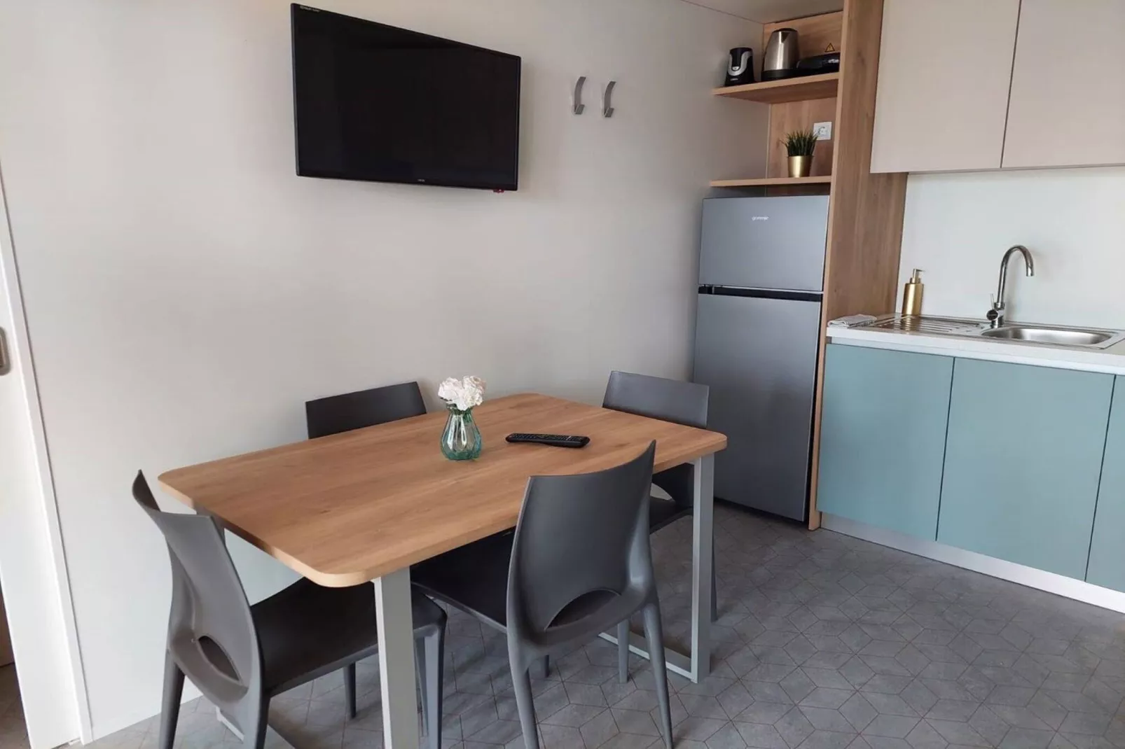 Tasha Premium Mobile Home - Two Bedroom Mobile Home with Terrace and Hot Tub