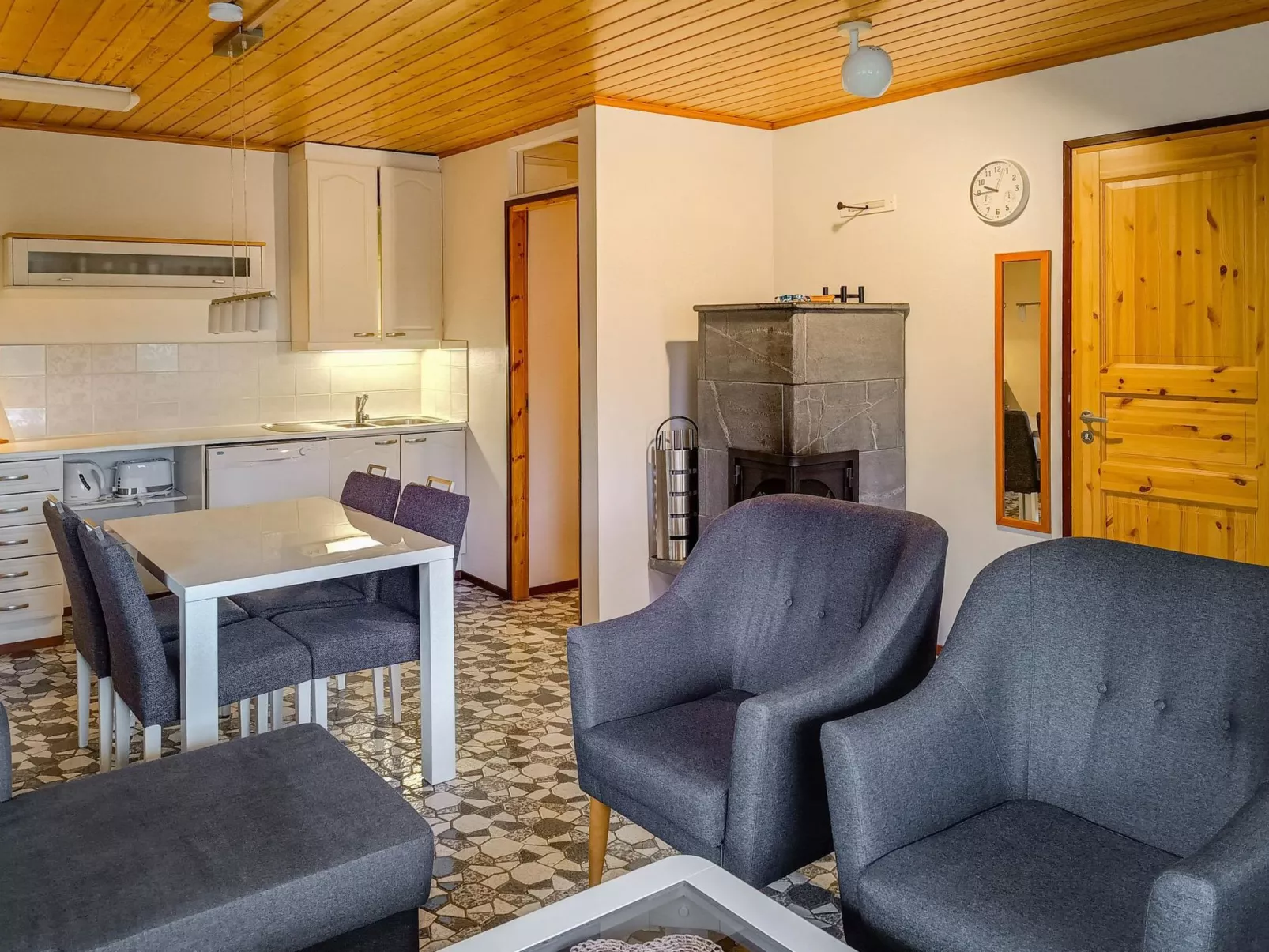 Mukalilla, paritalo sis loppusiivouksen-Binnen