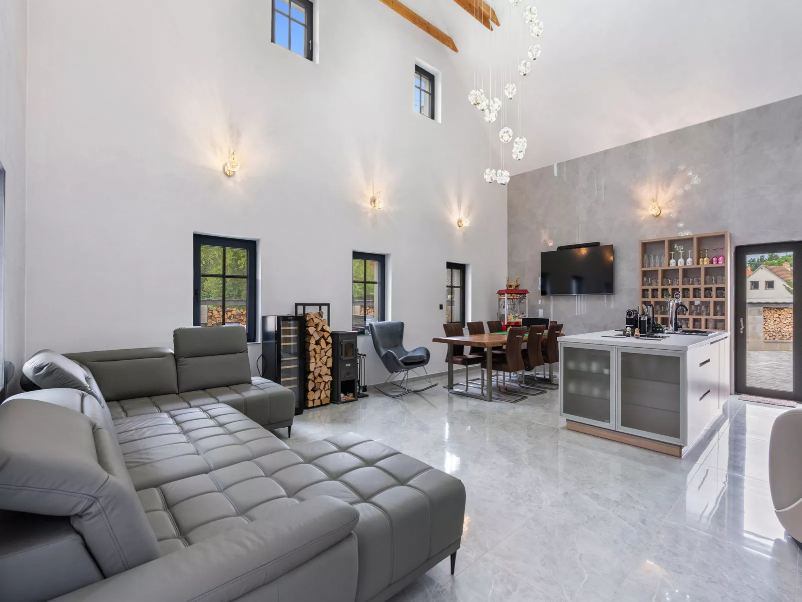 Party & Friends Villa