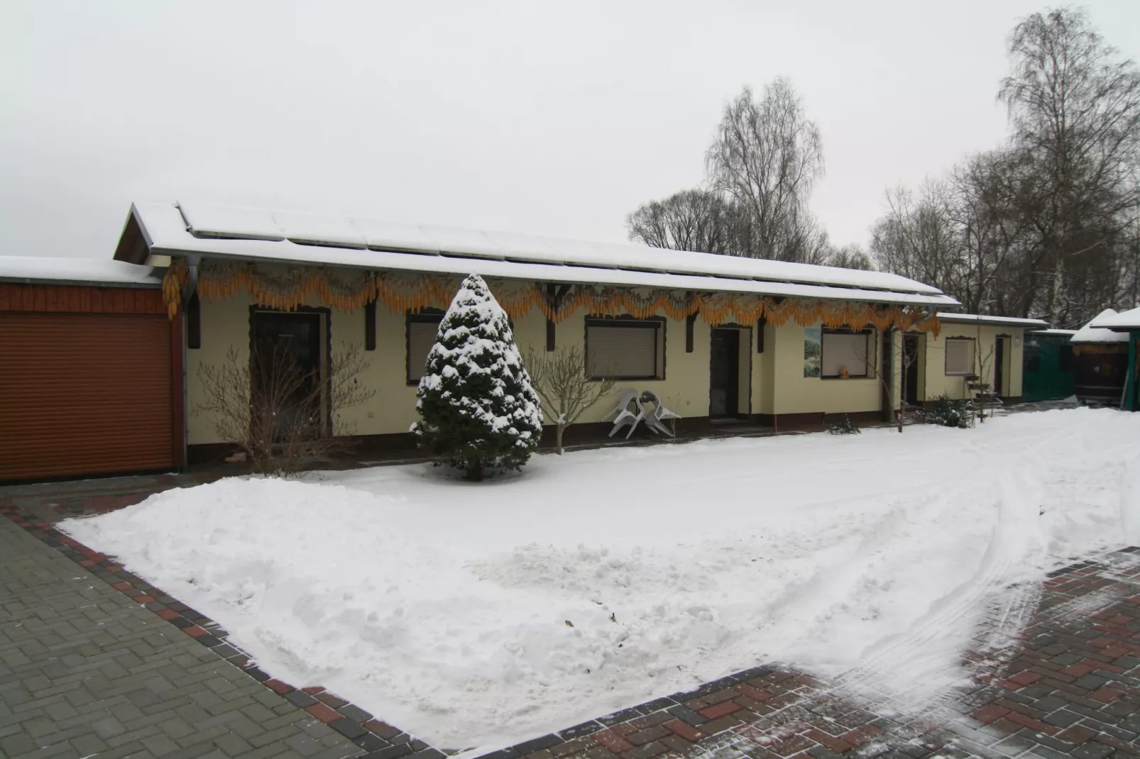 Reihenbungalow an einem Spreearm-Exterieur winter