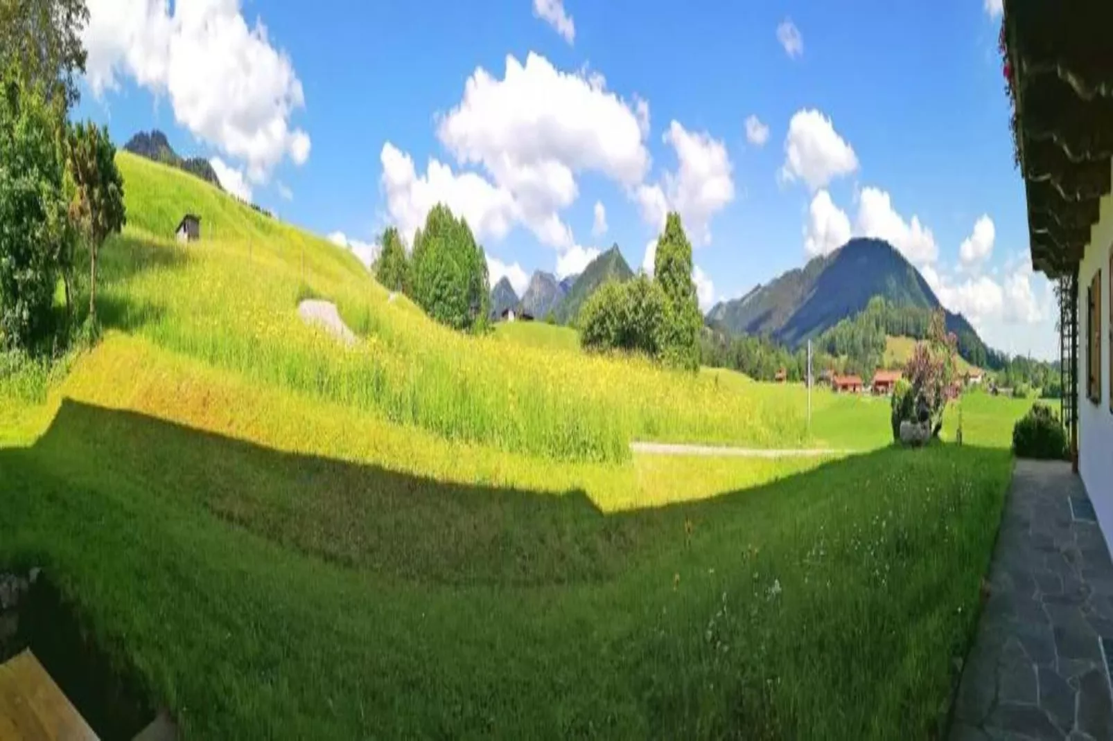 Haus in den Alpen-Gebieden zomer 20km