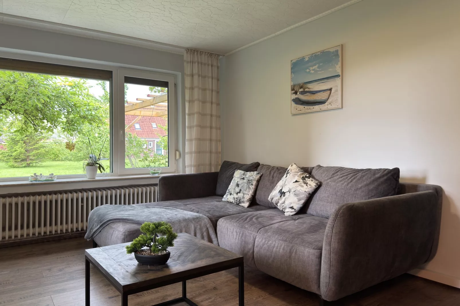 Ferienhaus mit großem Grundstück in Friederikensiel-Woonkamer