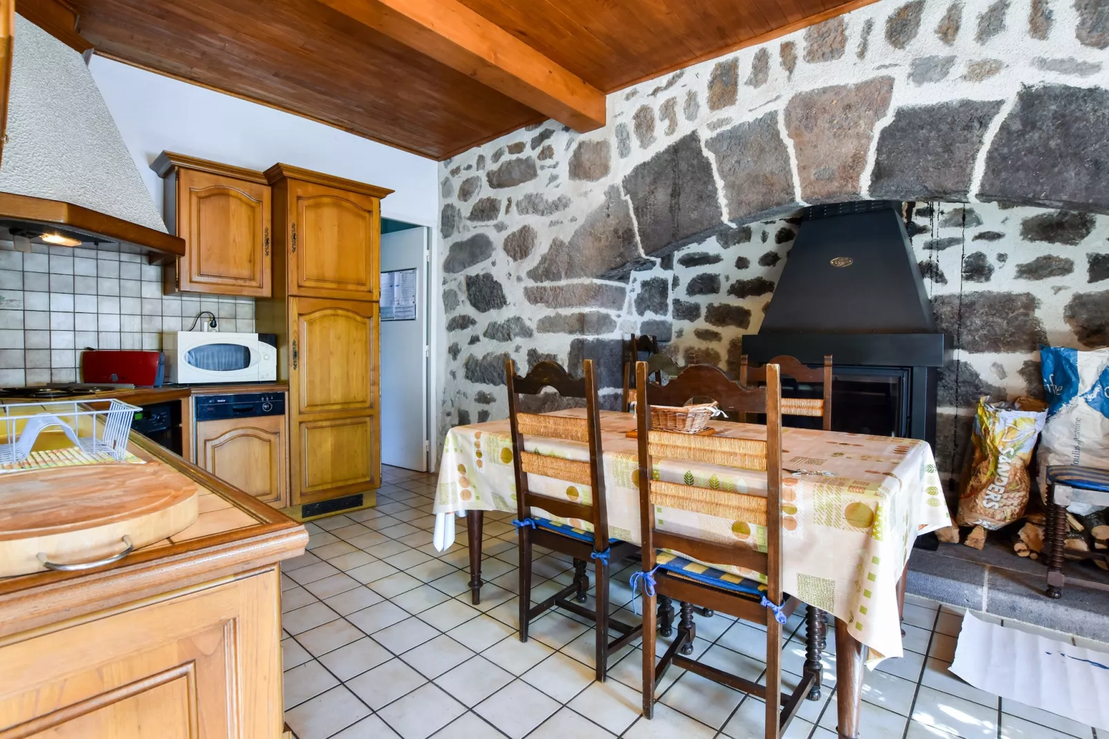Maison près des volcans d'Auvergne-Eetkamer