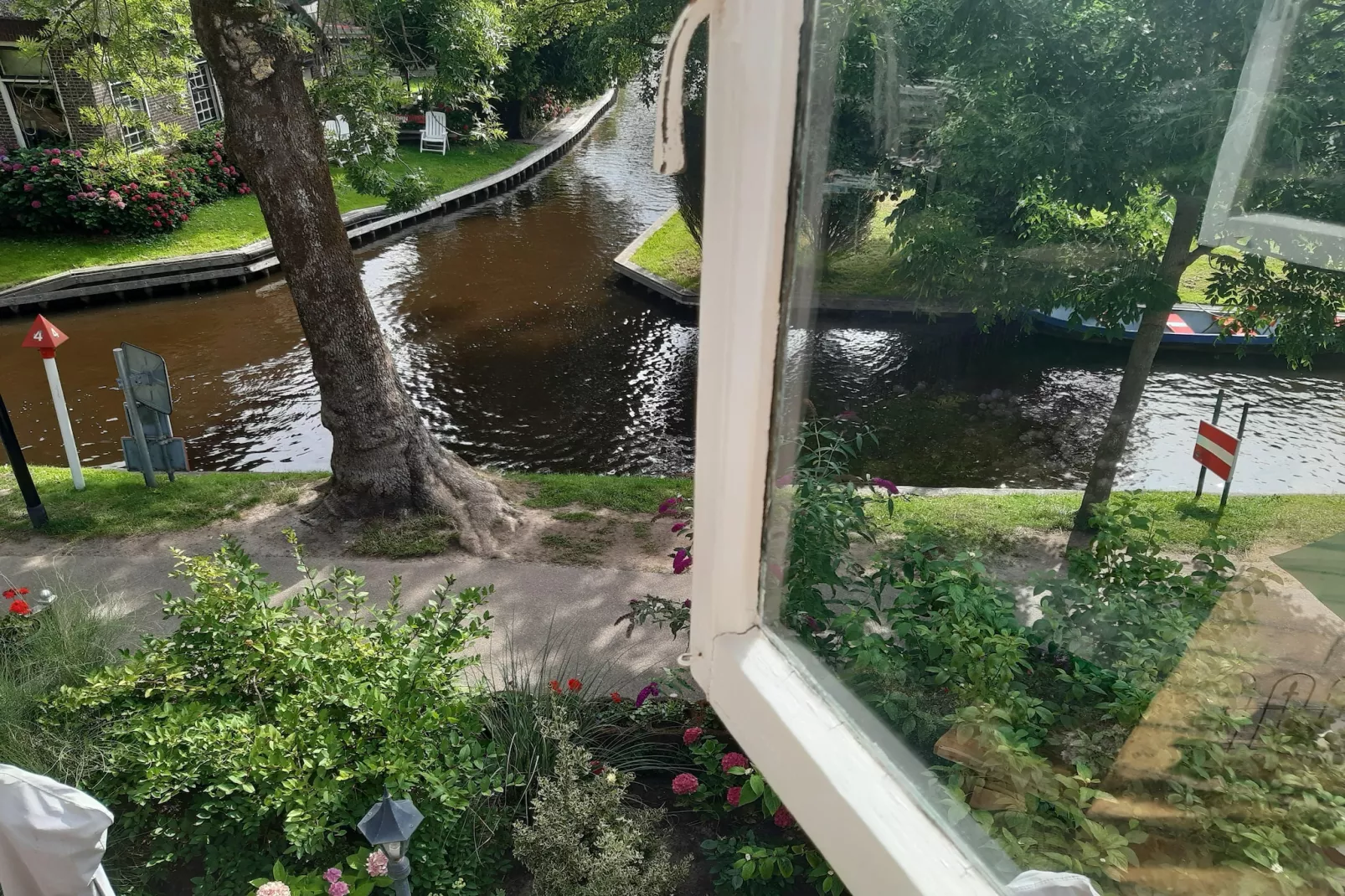 Logies Paal 4 Giethoorn – 3 persoons-Uitzicht zomer