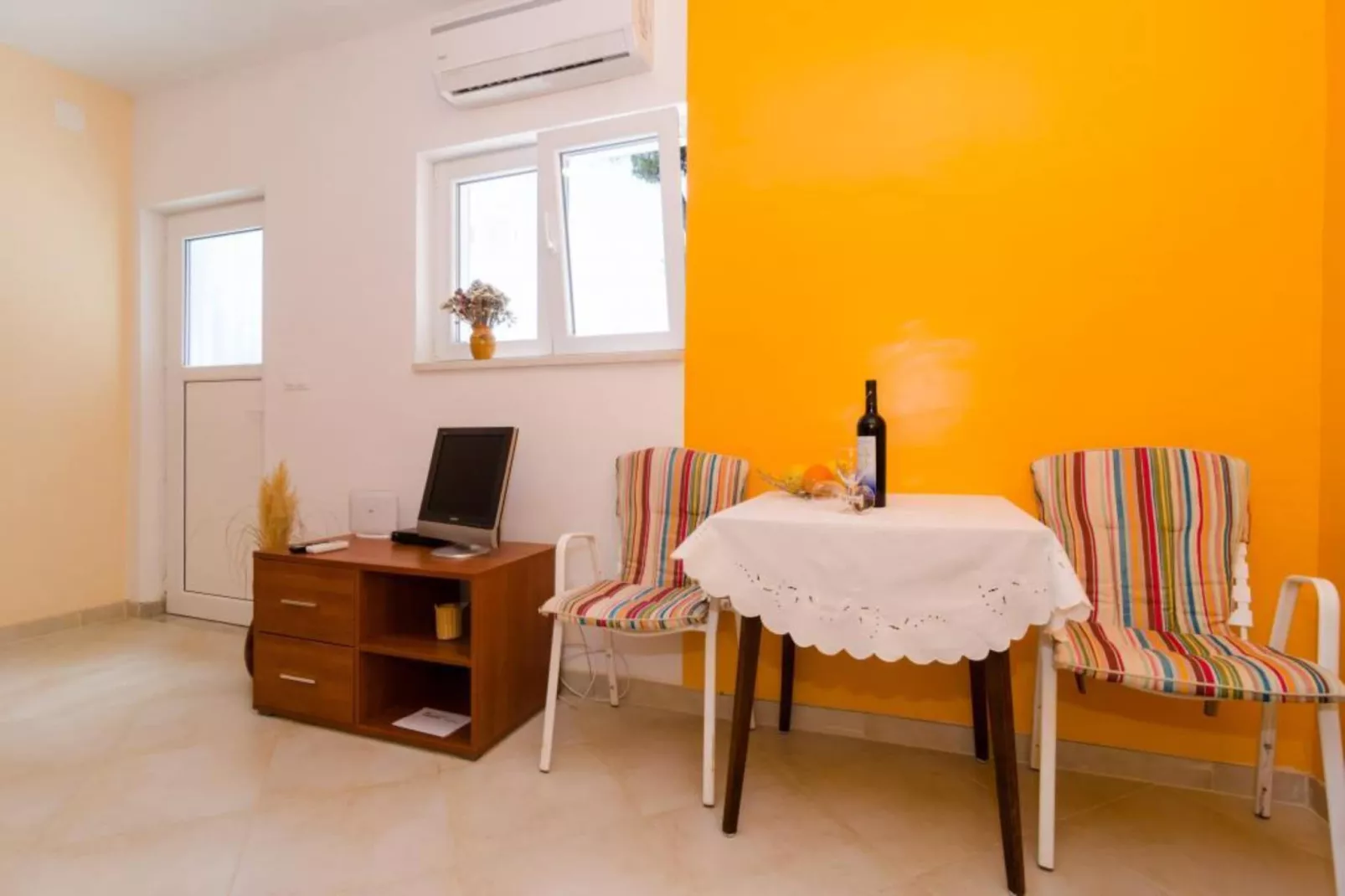 Apartments & Rooms Tapera- Comfort One-Bedroom Apartment with Terrace and Garden View ( NARANČASTI 1 )-Eetkamer