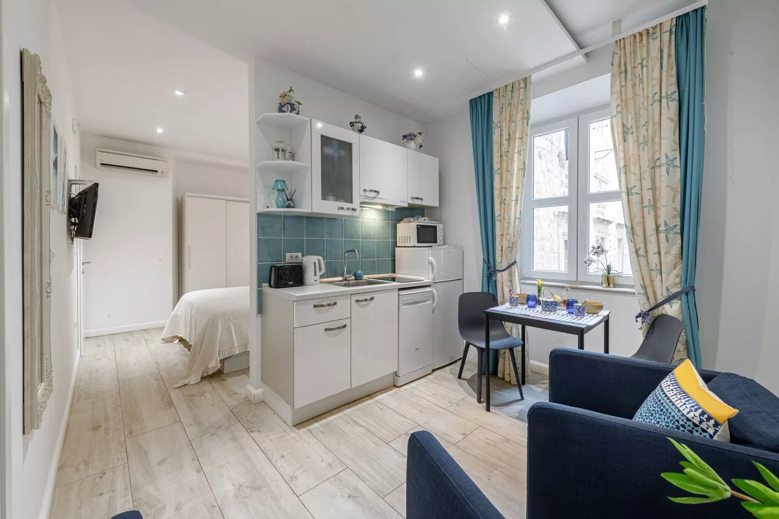 L & L Old Town Apartments - Studio Apartment ( Lacroma)-Woonkamer