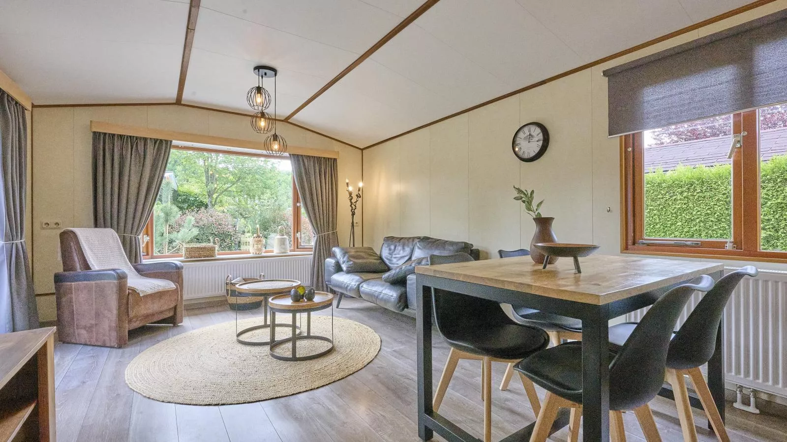 Hermelijn-Eetkamer