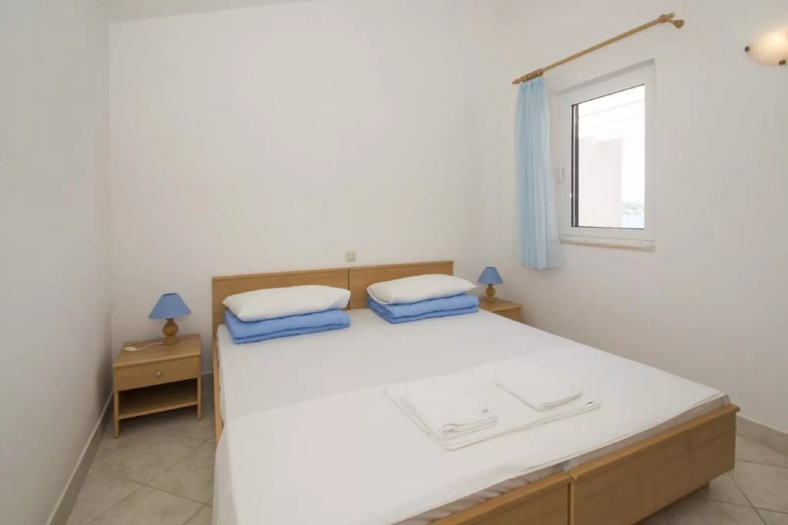 Lumbarda Resort Apartments - Standard One-Bedroom Apartment E7-Slaapkamer