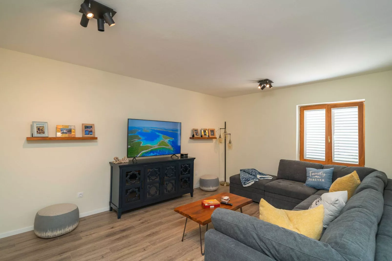 Villa Pero & Jele - Three Bedroom Villa with Terrace-Woonkamer