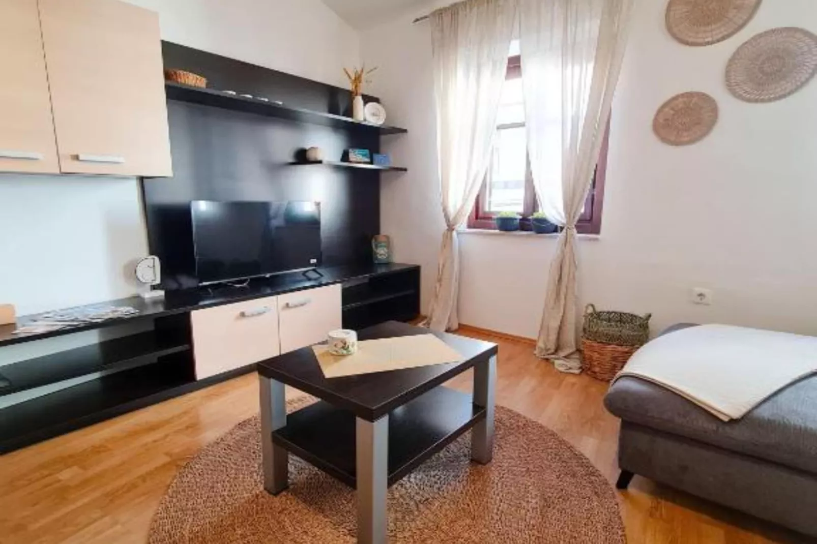 Shadow of Nehaj - Two Bedroom Apartment with Mountin View-Woonkamer
