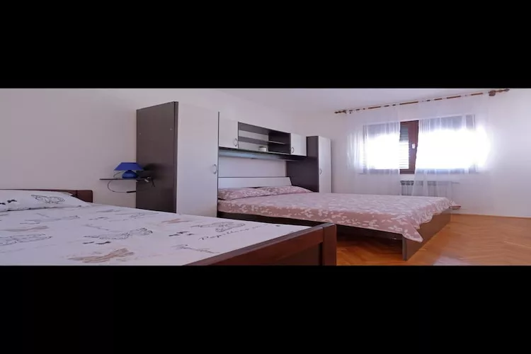Apartment Stella - Three Bedroom Apartment with Balcony-Slaapkamer