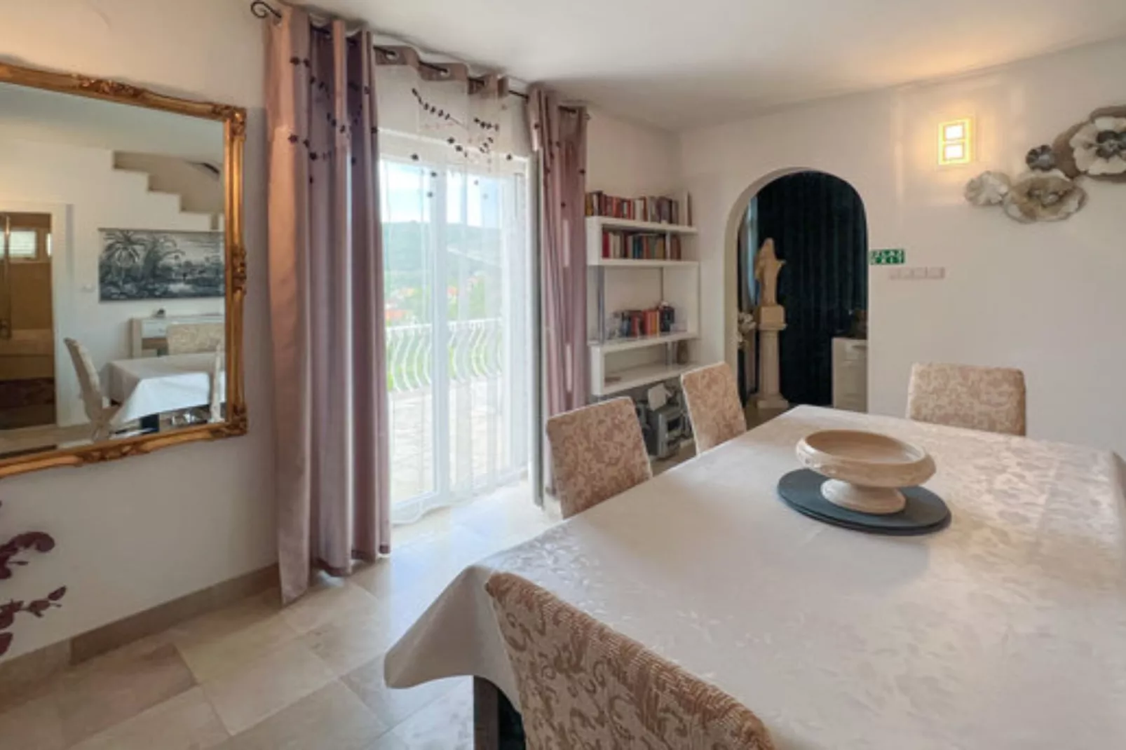 Holiday Home Aurora - Three bedroom Holiday Home-Eetkamer