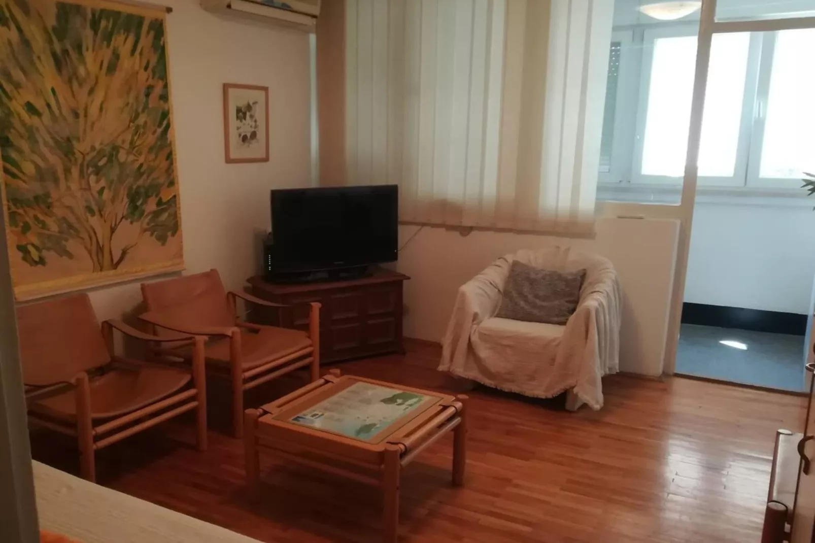 Friendly Well Located Family Apartment - One bedroom apartment-Woonkamer