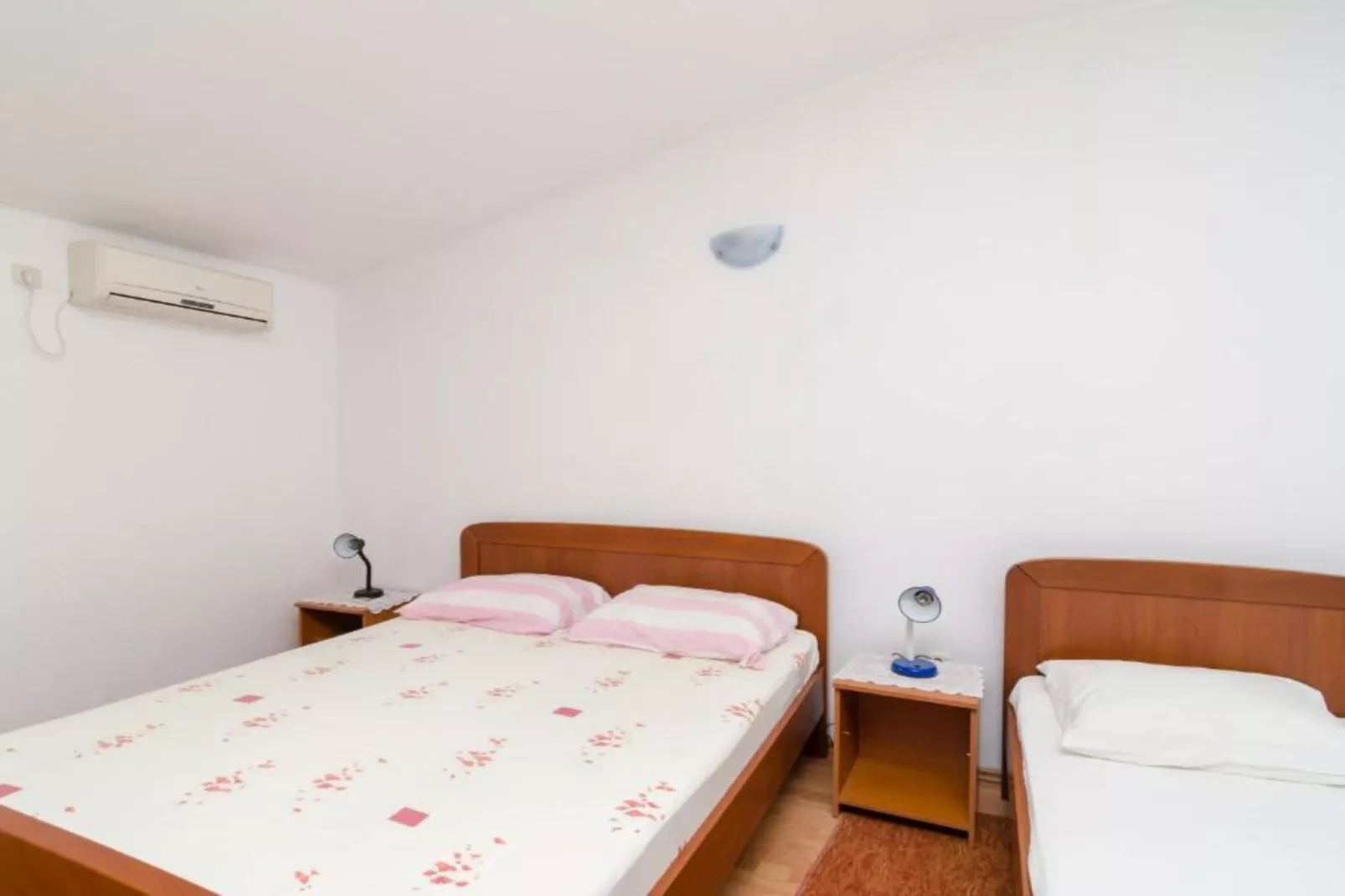 Guest House Sobra 38 - Studio with Balcony and Sea View-Slaapkamer