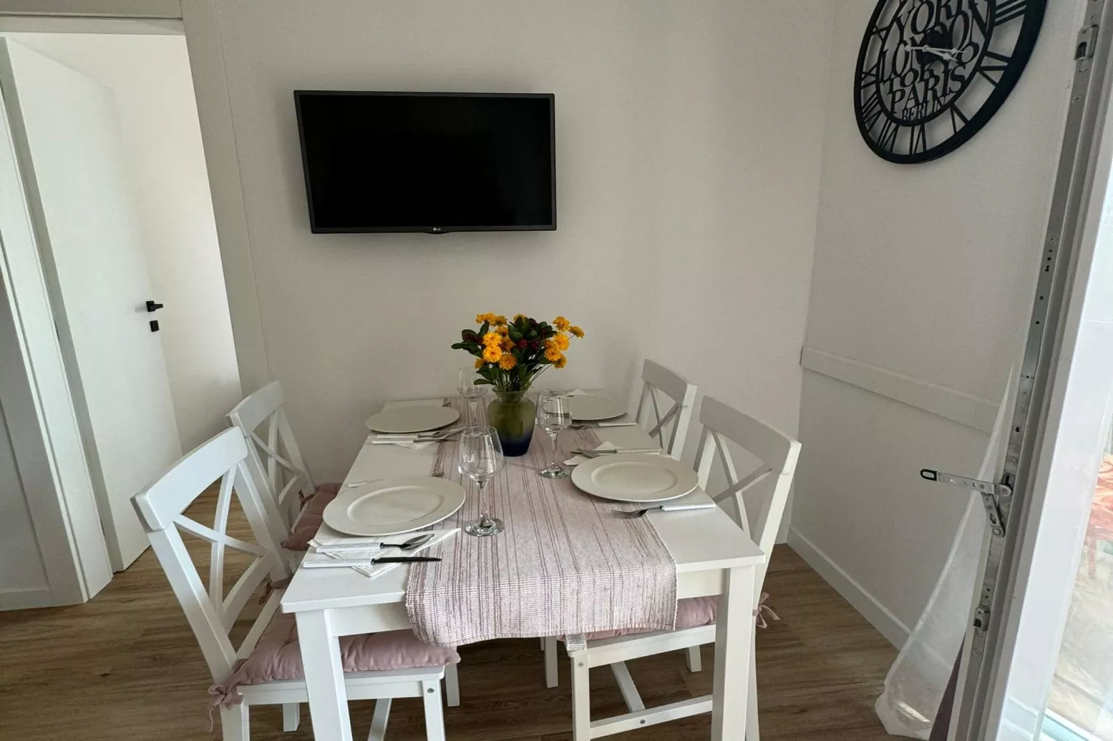 Apartment & Rooms Papa - Two Bedroom Apartment with Balcony and Partial Sea View-Eetkamer