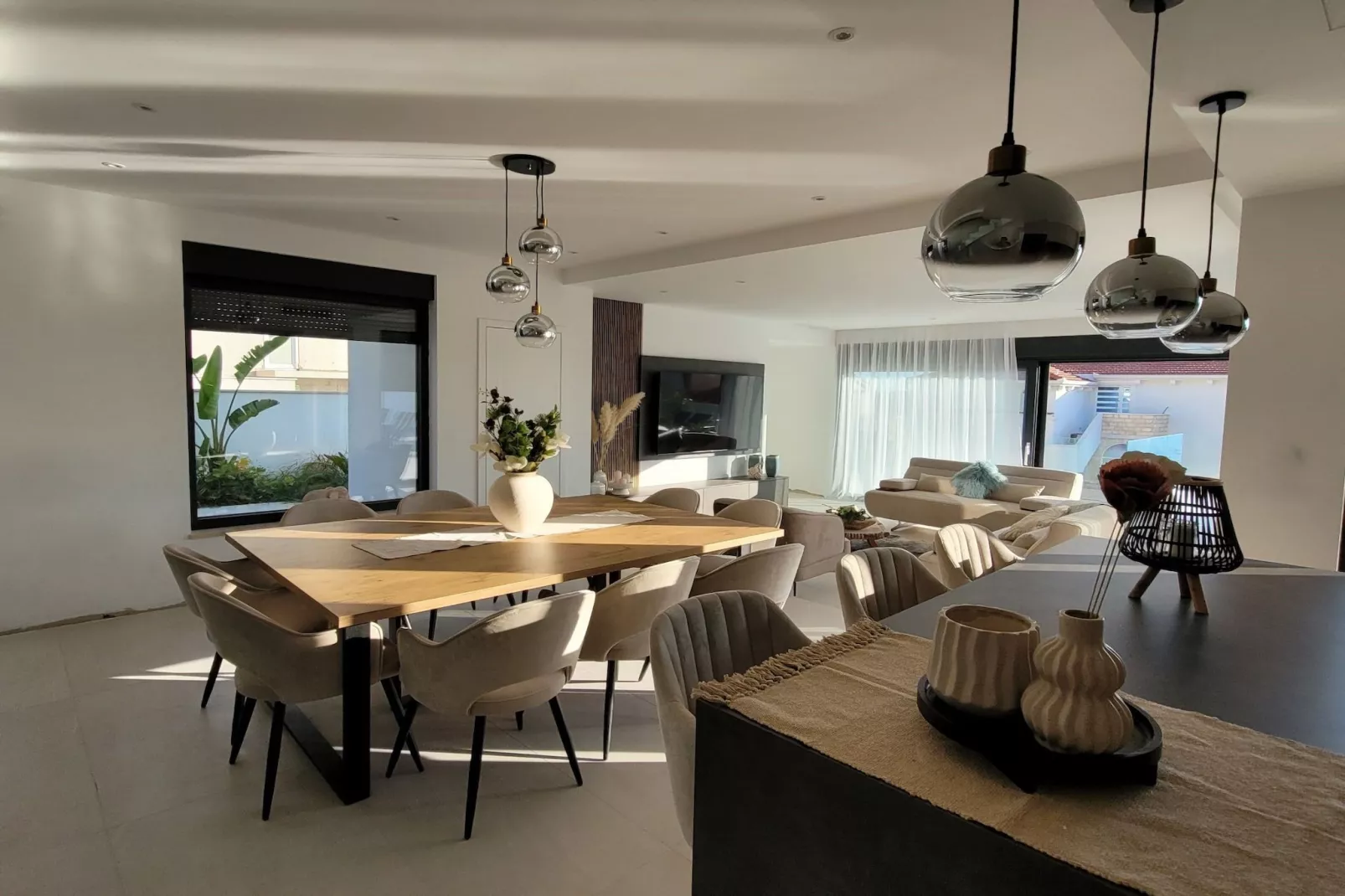 Villa Oasis - Five Bedroom Villa with Private Pool-Woonkamer