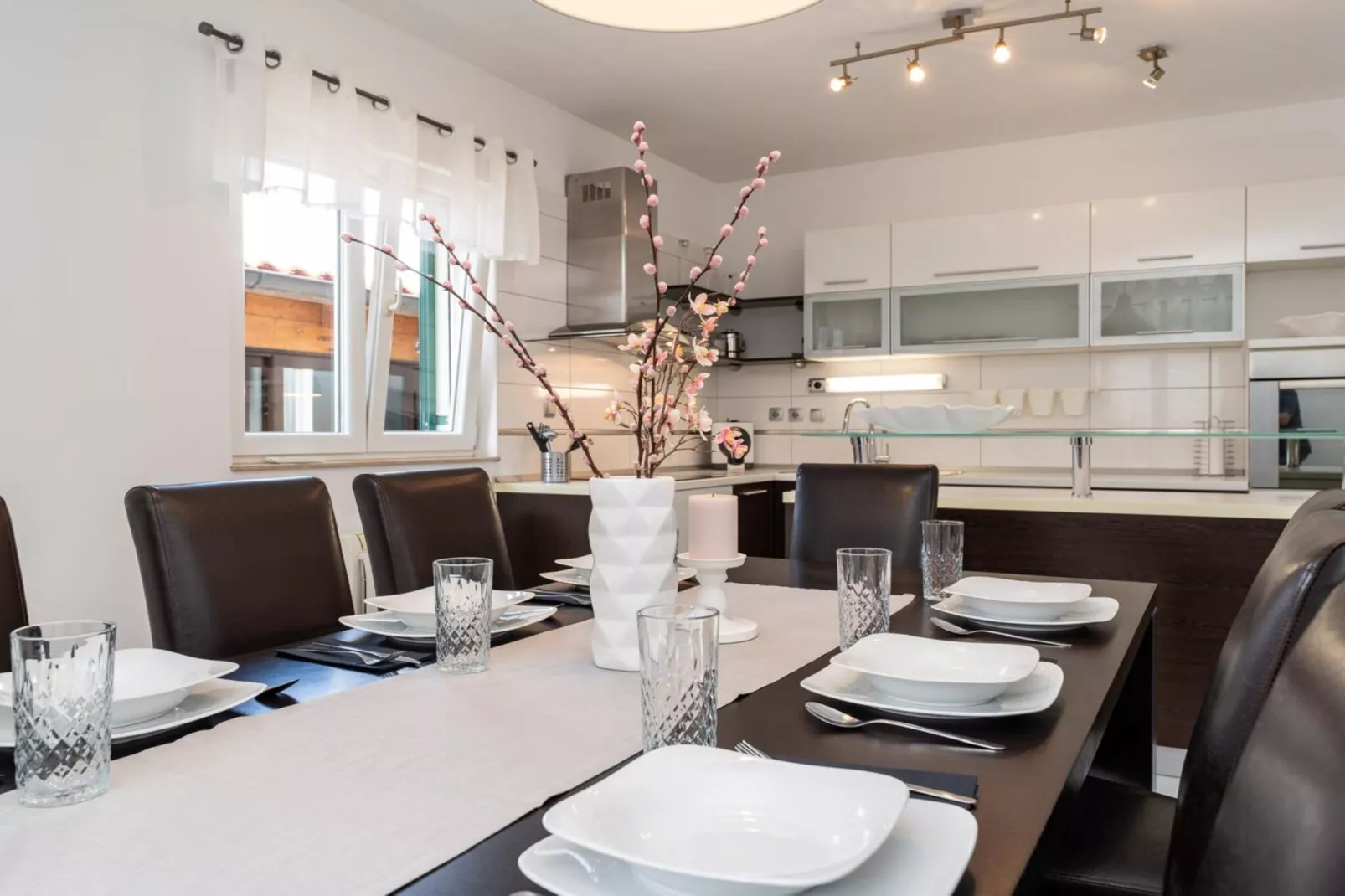 Villa S - Five Bedroom Villa with Private Pool-Eetkamer