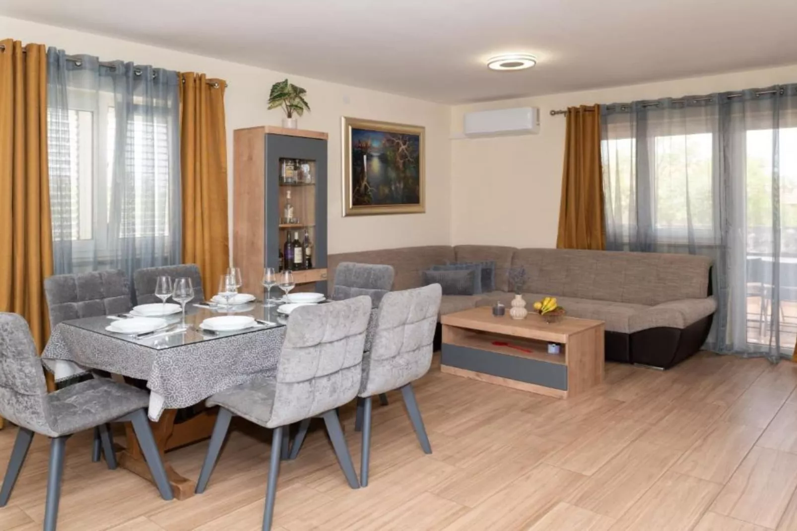 Five Bedroom Villa With Pool-Woonkamer