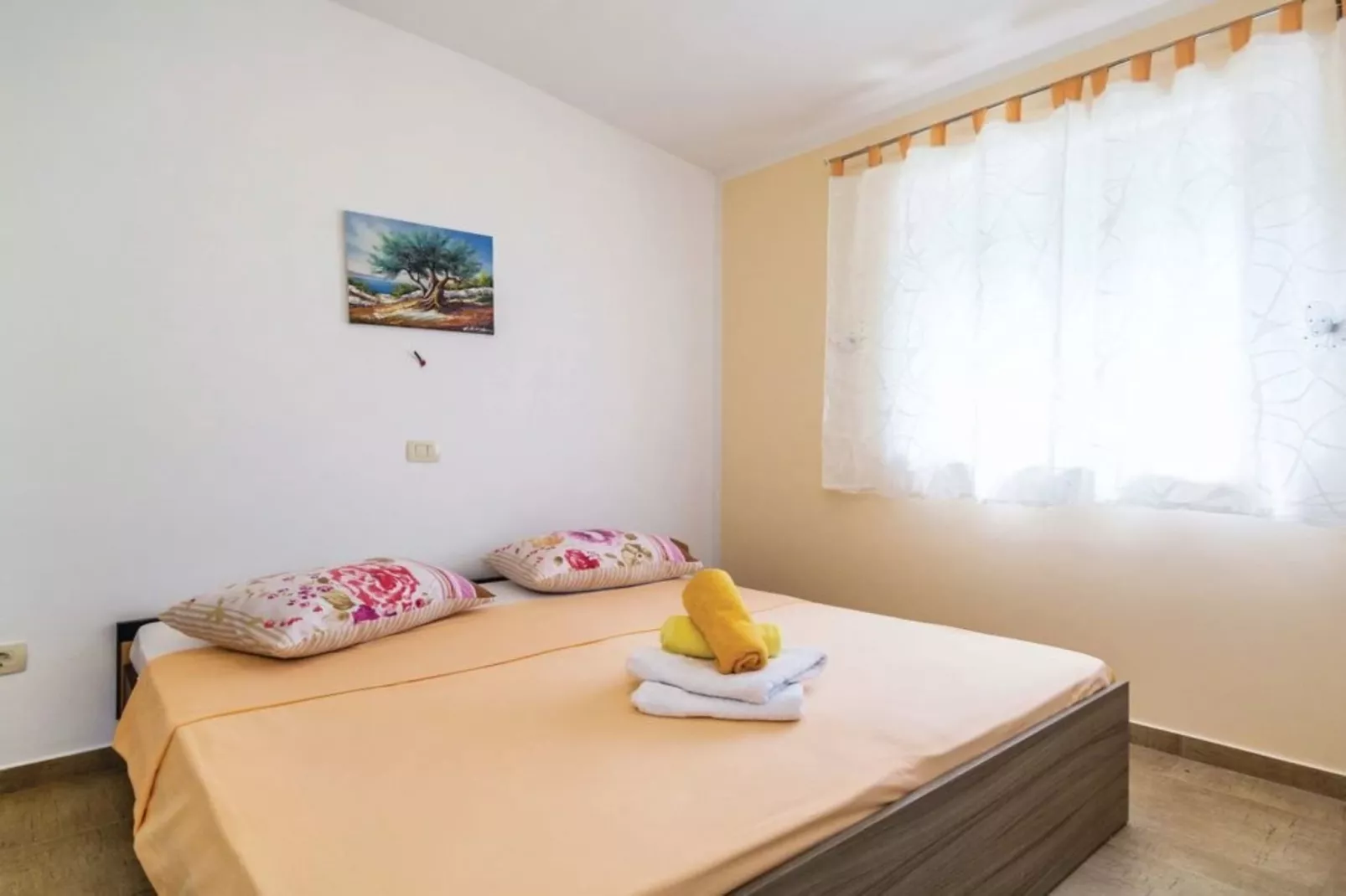 Cozy One Bedroom Apartment with Terrace - One Bedroom Apartment-Slaapkamer