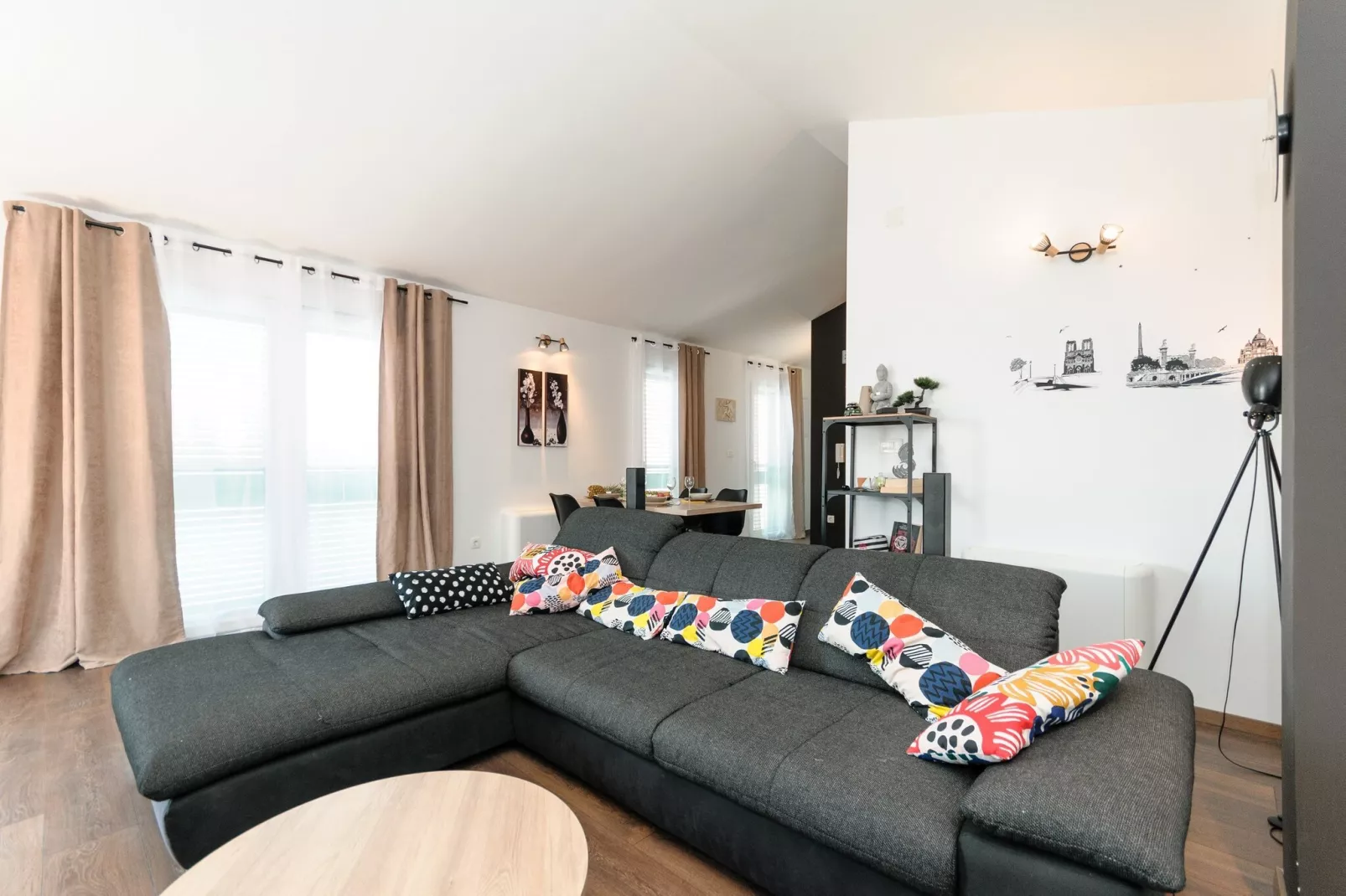 Luxury Villa with Heated Pool, Terrace, and Outdoor Amenities for Relaxation - Five Bedroom Villa-Woonkamer