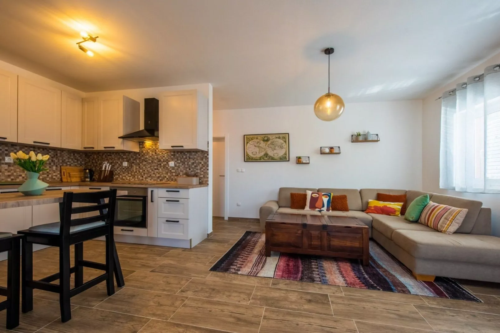 Charming and Tranquil Kastel Gomilica Apartment with Balcony and Patio - Three Bedroom Apartment-Woonkamer