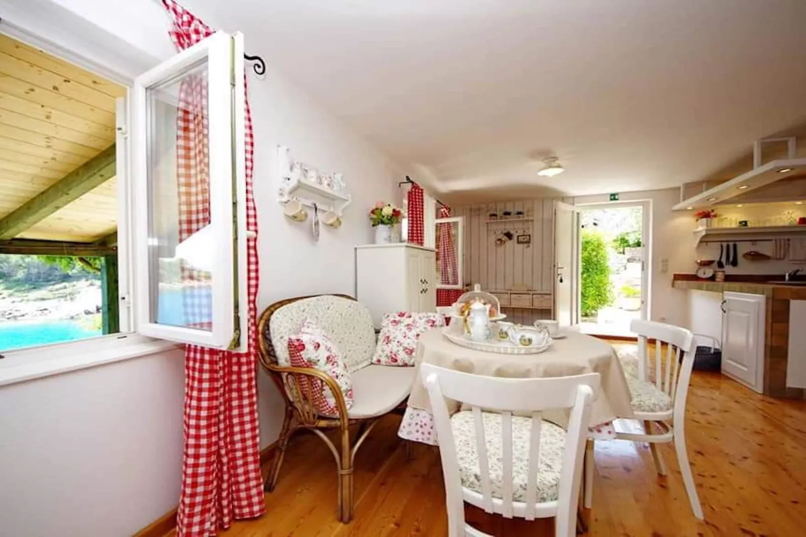 Blissful Bay Apartments Vrboska - One Bedroom Apartment with Terrace (owner Lovor)-Eetkamer