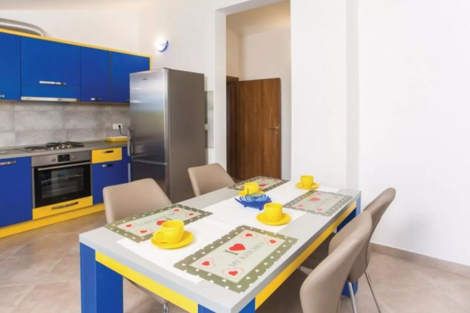 Apartments Grljusic - One Bedroom Apartment 208-Eetkamer