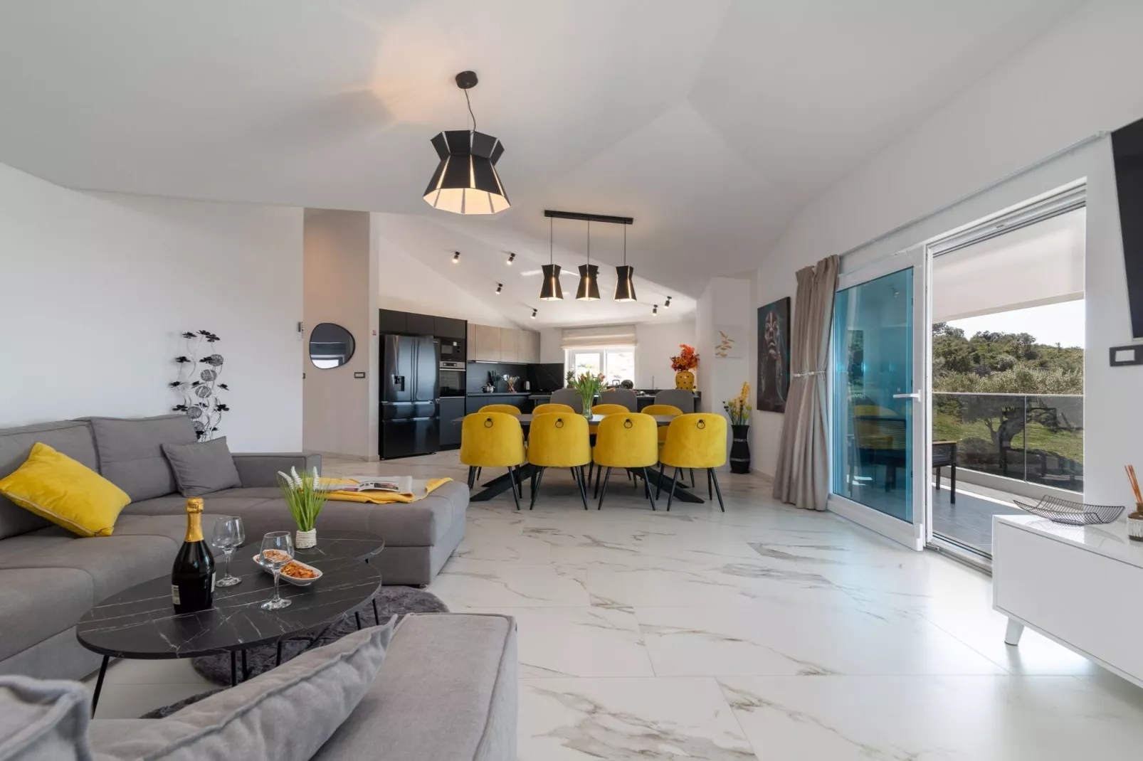 Luminous Infinity Villa with Pool and Gym - Six Bedroom Villa with Pool-Eetkamer