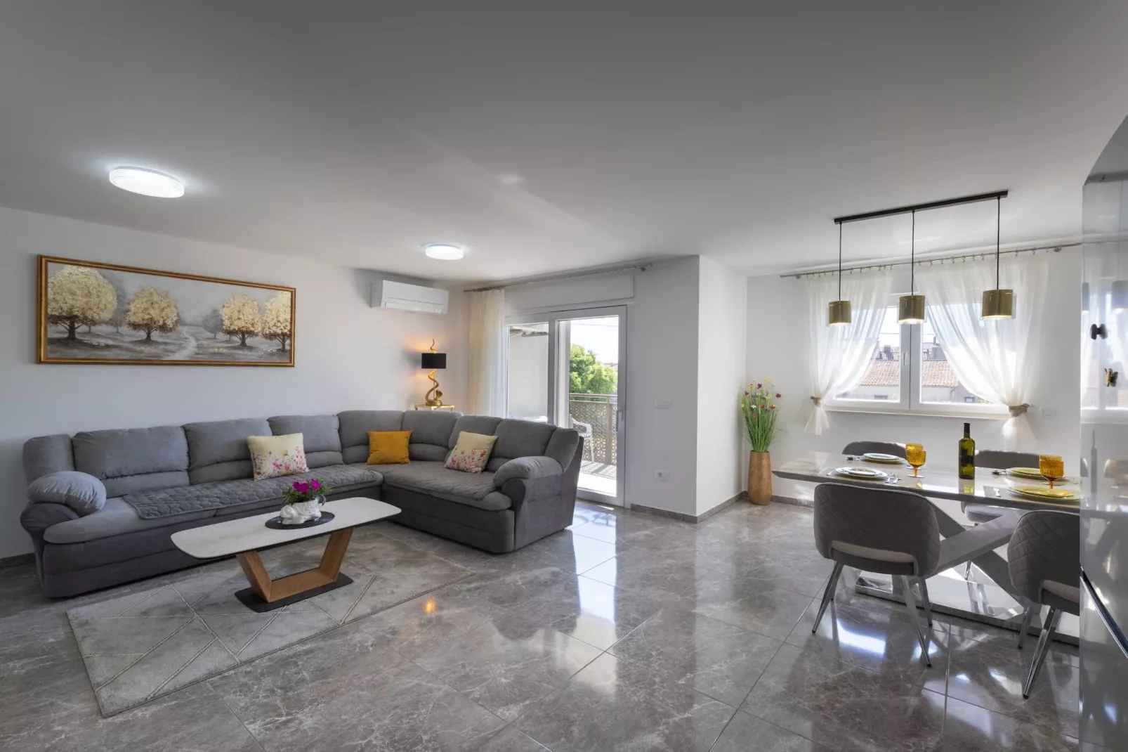 Kastel Stari Sunny Downtown Apartment with Terrace - One Bedroom Apartment with Terrace-Woonkamer