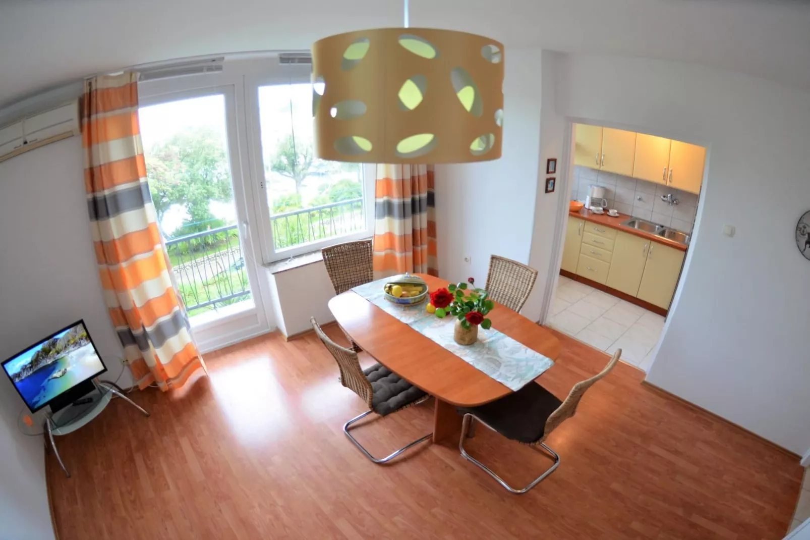 Bright and Breezy Apartment with Terrace and Sea View - Two Bedroom Apartment with Terrace and Sea View-Eetkamer