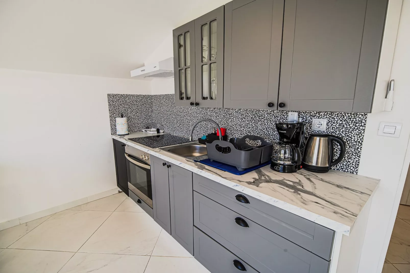 Sleek and Stylish Umag Apartments with Sea View - Two Bedroom Apartment with Terrace (owner 2)-Keuken