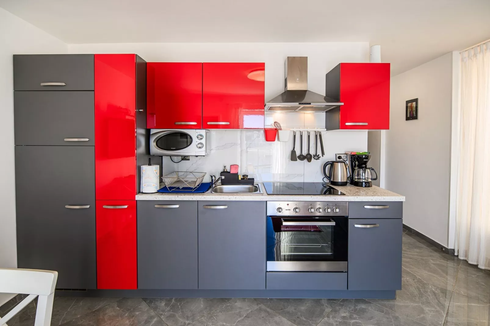 Sleek and Stylish Umag Apartments with Sea View - Two Bedroom Apartment with Balcony-Keuken