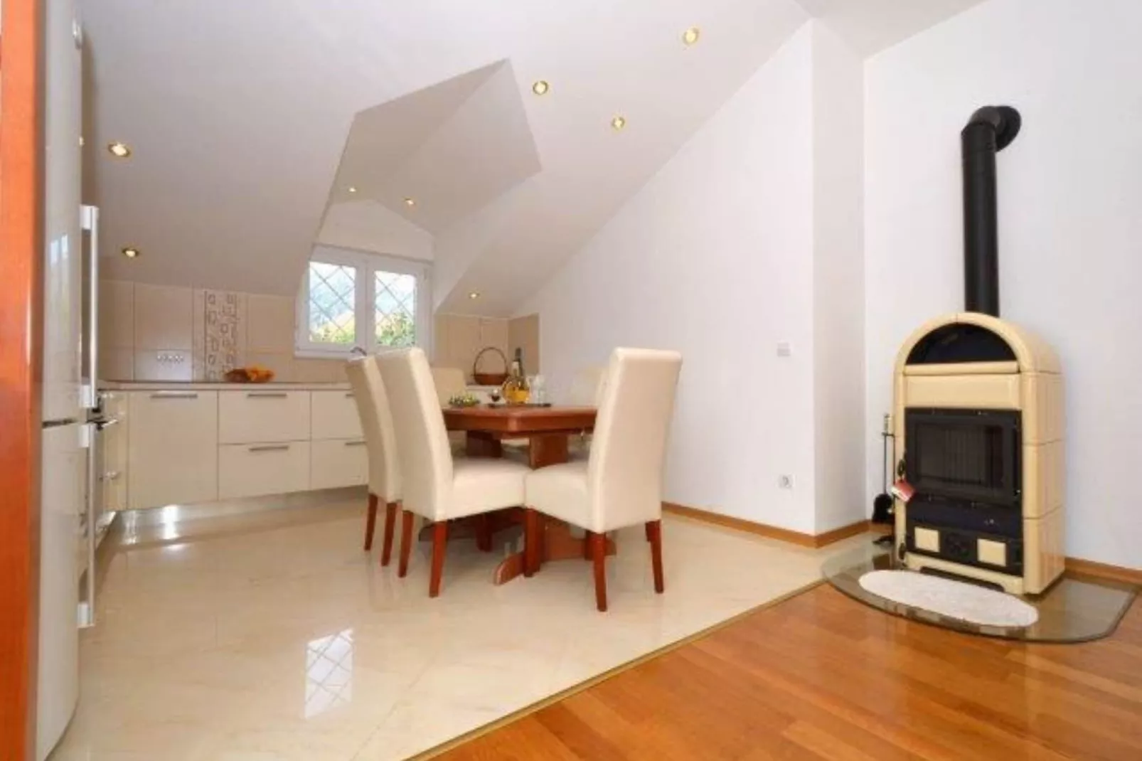 Bright Kaštela Apartment with Balcony and Private Parking - Two Bedroom Apartment-Keuken
