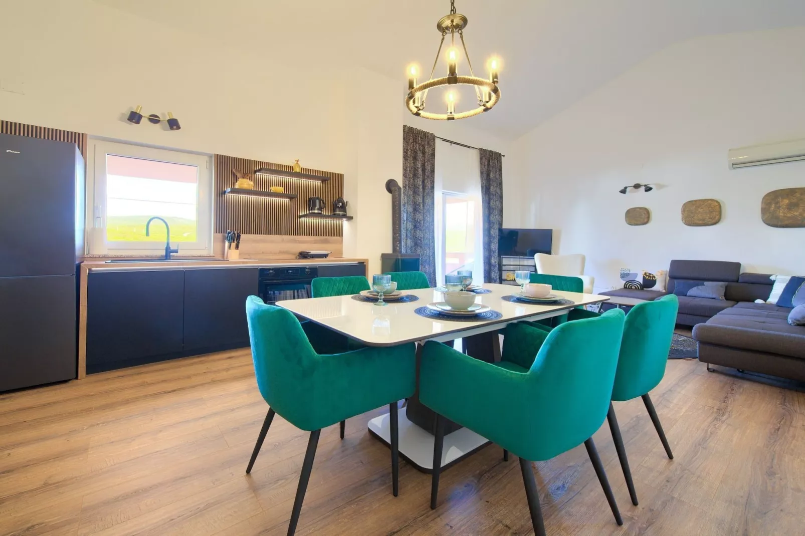 Elegant and Vibrant Apartment with Terrace and Sea View - Two Bedroom Apartment with Terrace and Sea View-Eetkamer