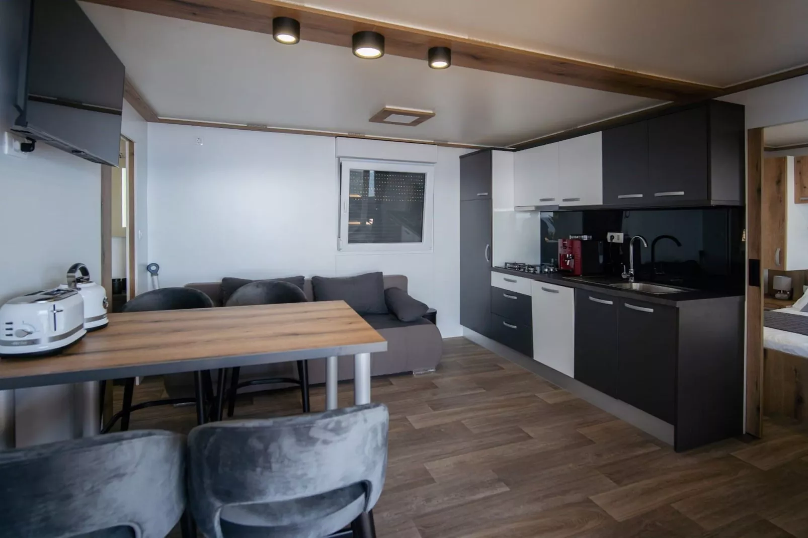 Seaside Deluxe Escape at Klenovica Camping - Two Bedroom Mobile Home with Hot-Tub  (owner 419)-Keuken
