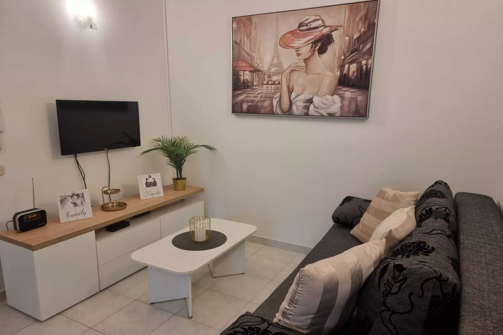 Modern and Bright Fazana Apartment with Balcony and Sea View - One Bedroom Apartment with Balcony and Sea View-Woonkamer