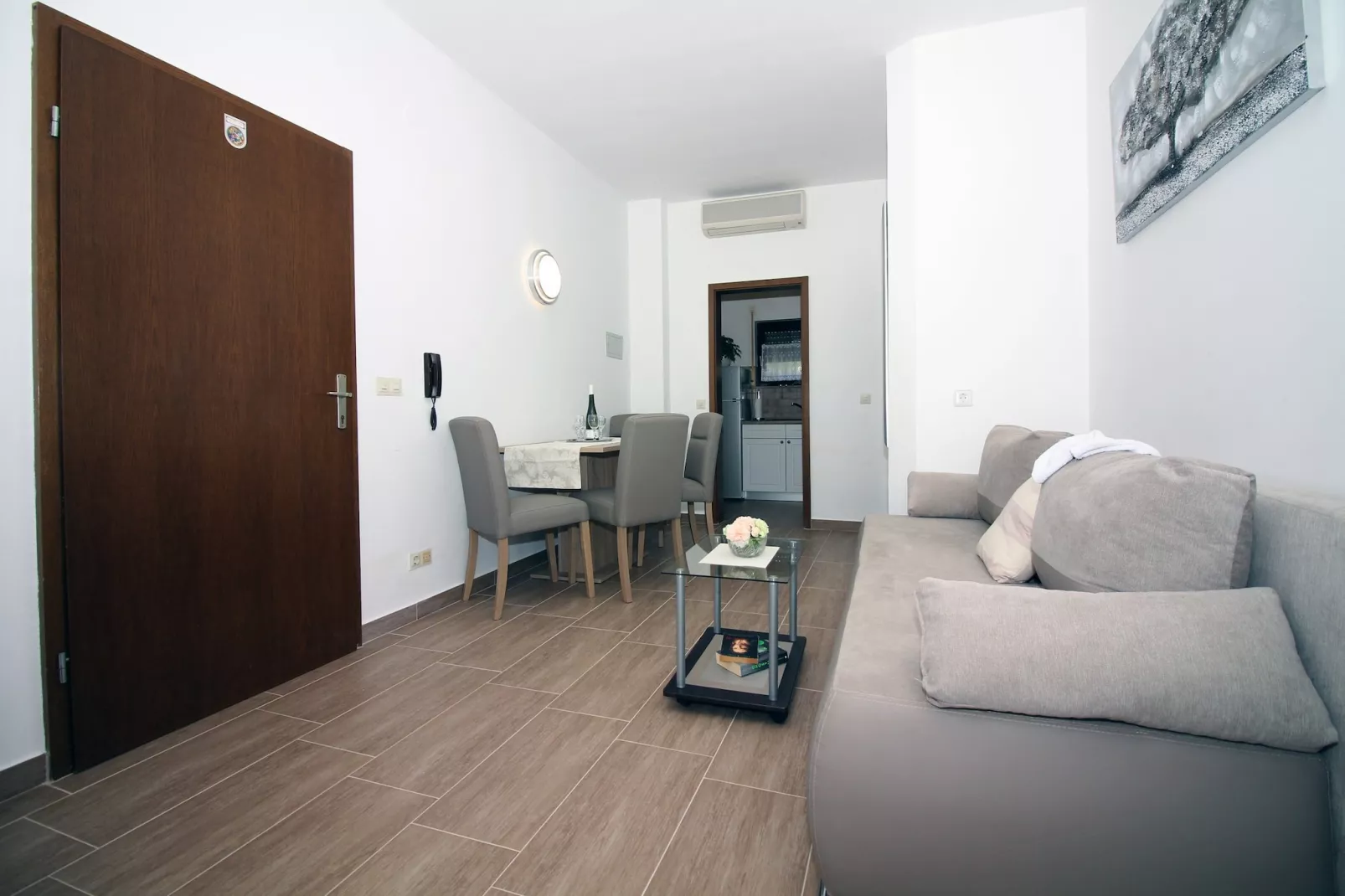 Zadar Coastal Haven - Two Bedroom Apartment With Balcony-Woonkamer