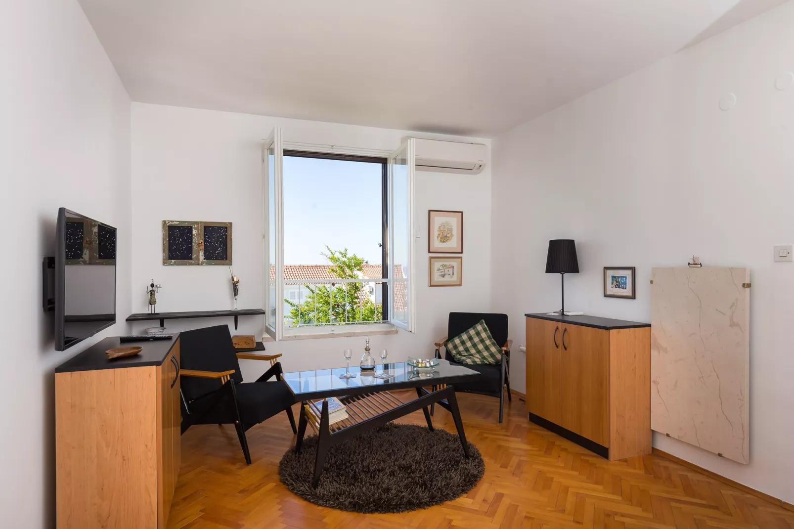 Apartment Nana-One Bedroom Apartment with Loggia and Sea View-Woonkamer