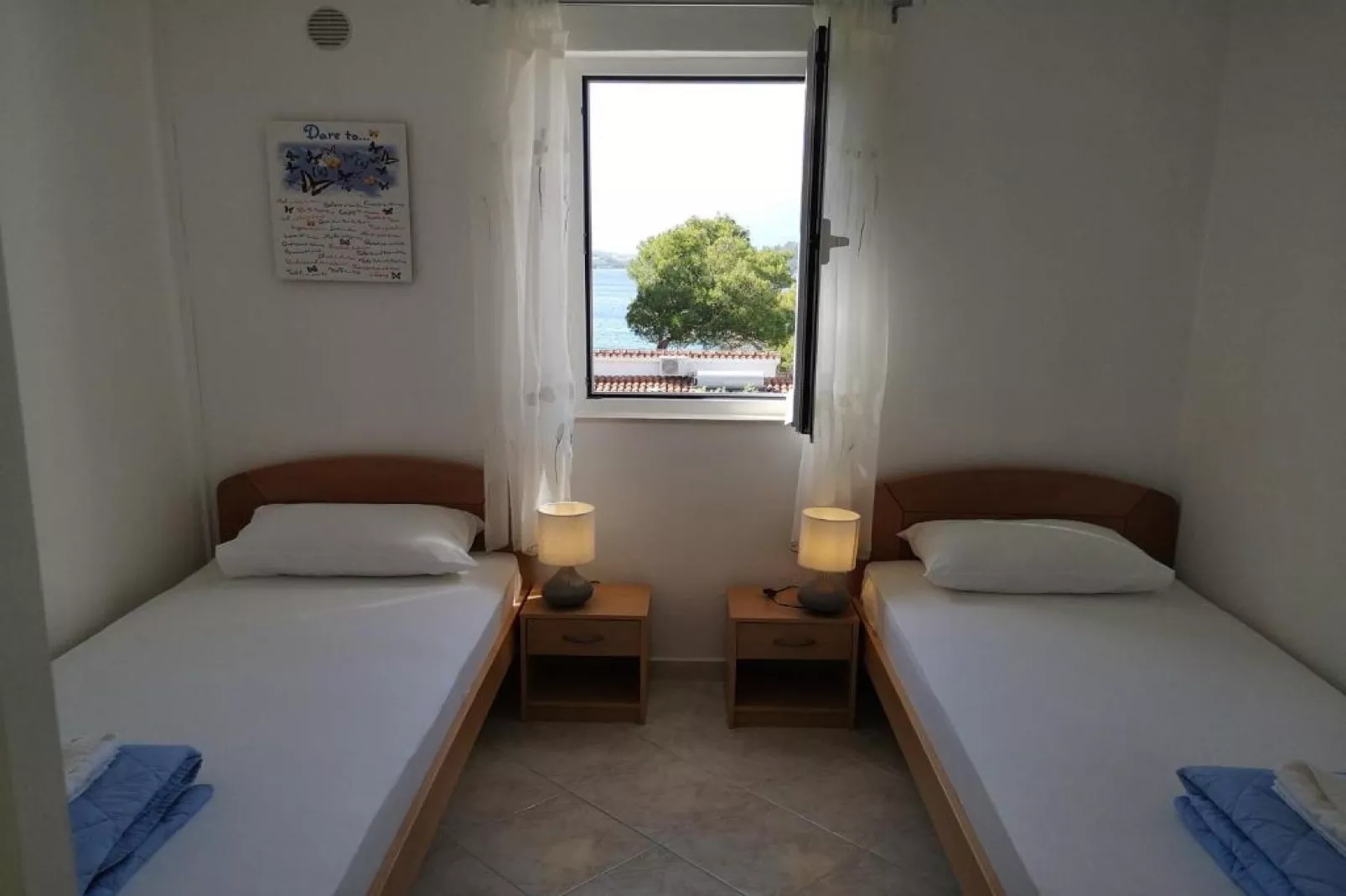 Lumbarda Resort Apartments - Superior Two bedroom Apartment with Mountain View  E1-Slaapkamer