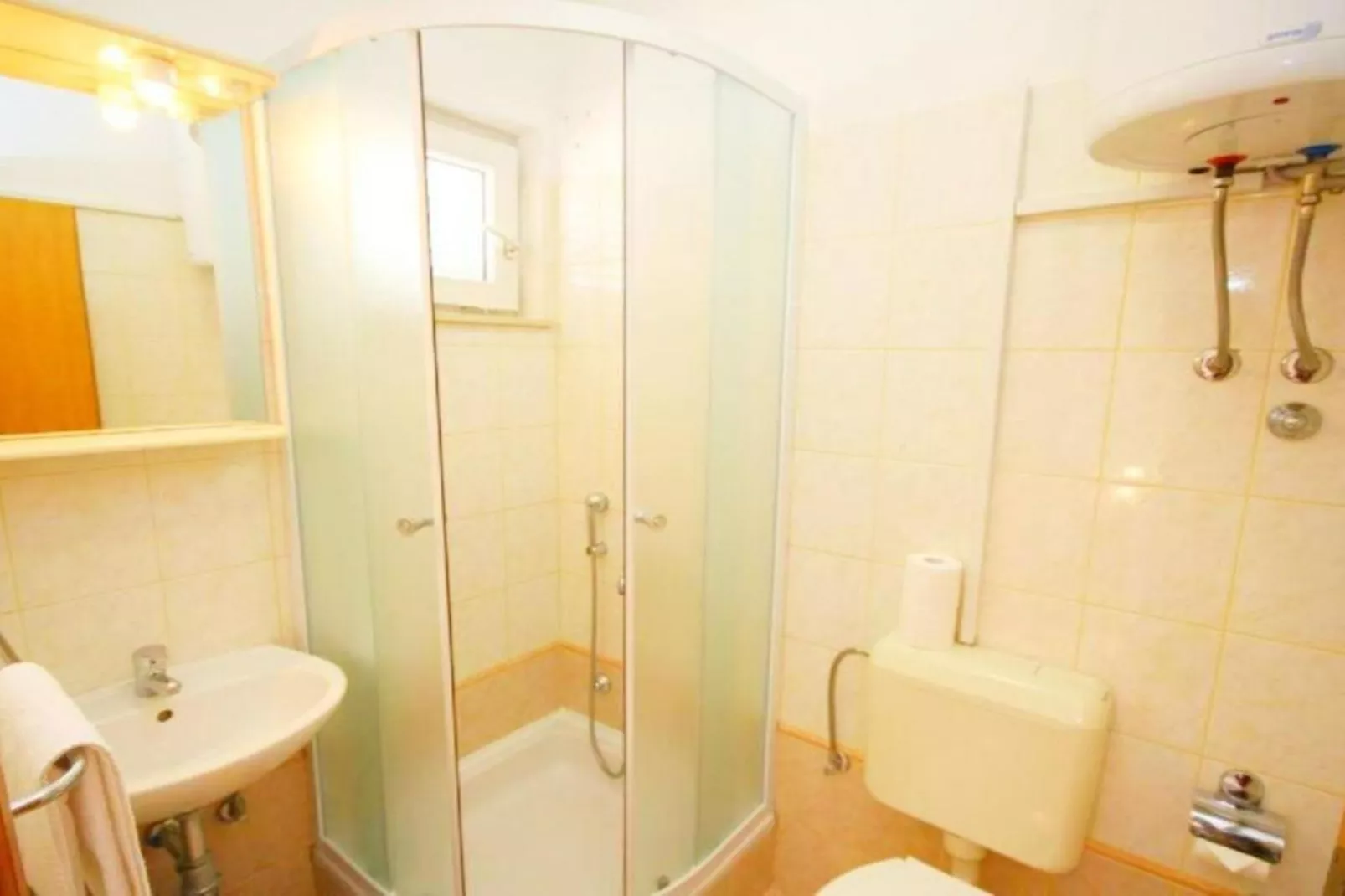 Two Bedroom Apartment With Sea View 12-Badkamer