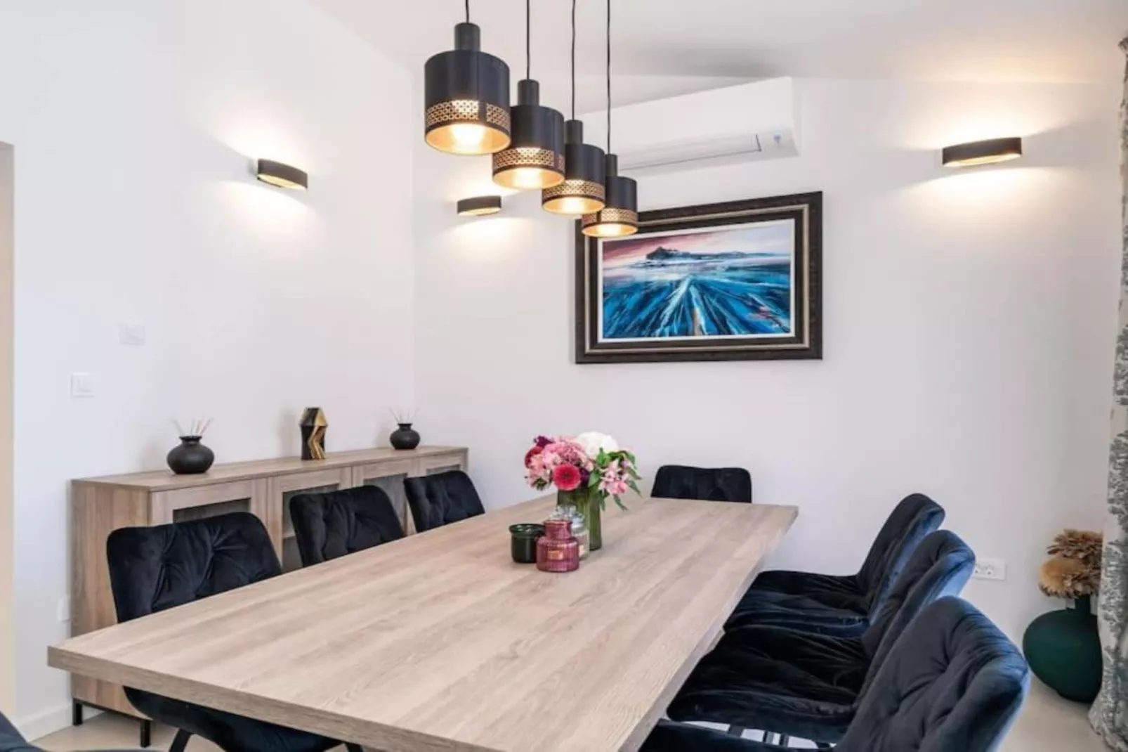 Friends & Family Home - Four Bedrooms Apartment-Eetkamer
