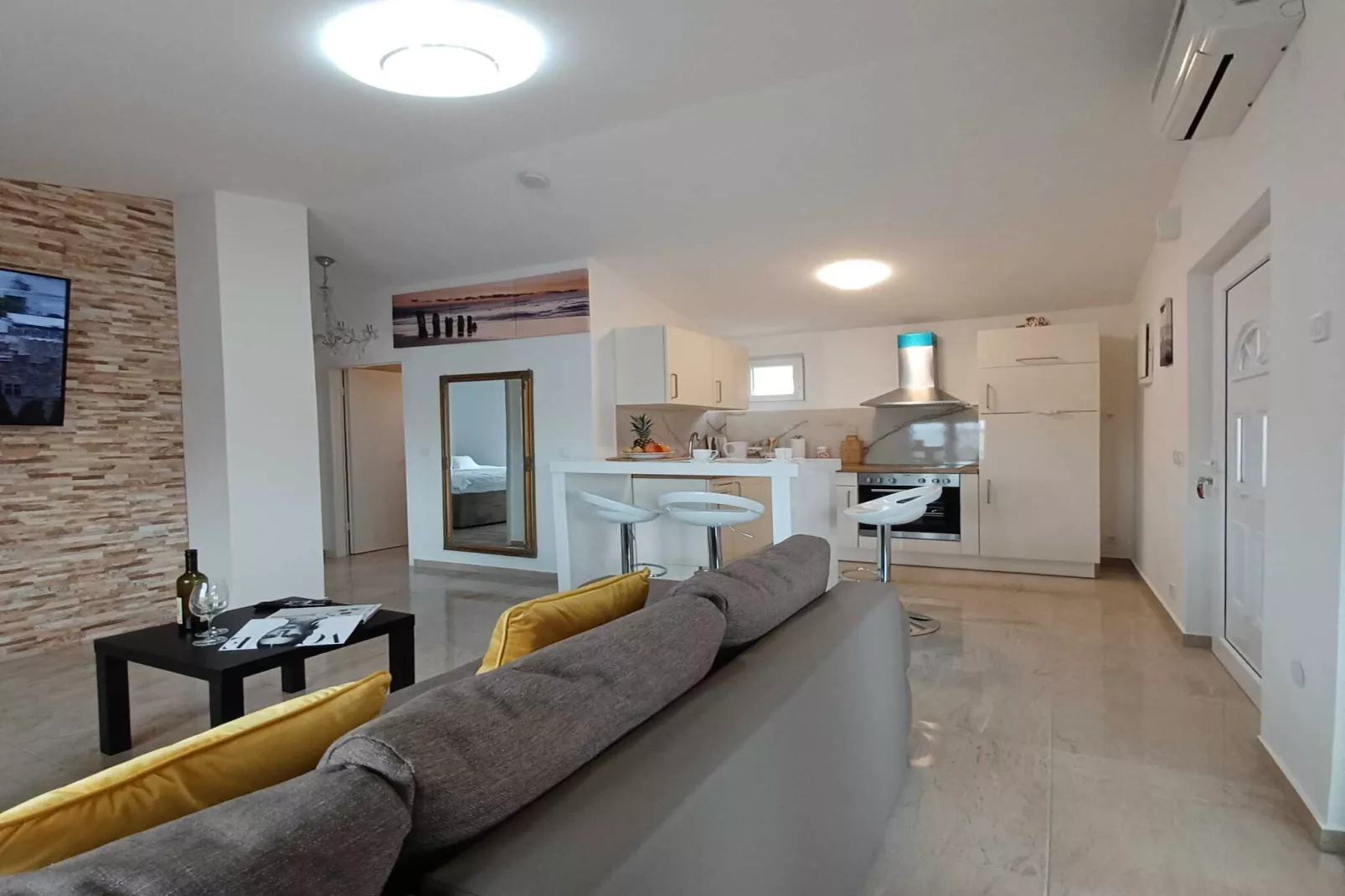 Beachfront Apartment with Balcony and Sea View-Woonkamer