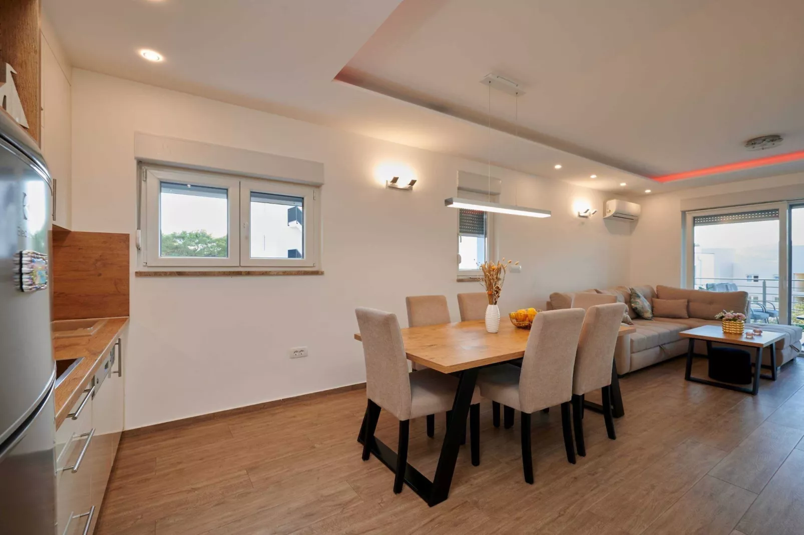 Exclusive Okrug Gornji Apartment with Shared Pool - Two bedroom Apartment with Shared Pool-Woonkamer