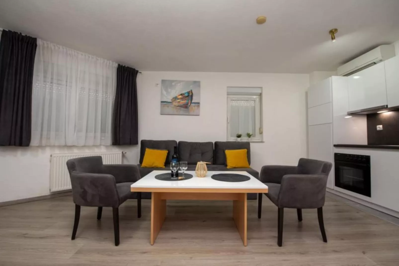 Villa Tomi - Standard One Bedroom Apartment (8)-Woonkamer