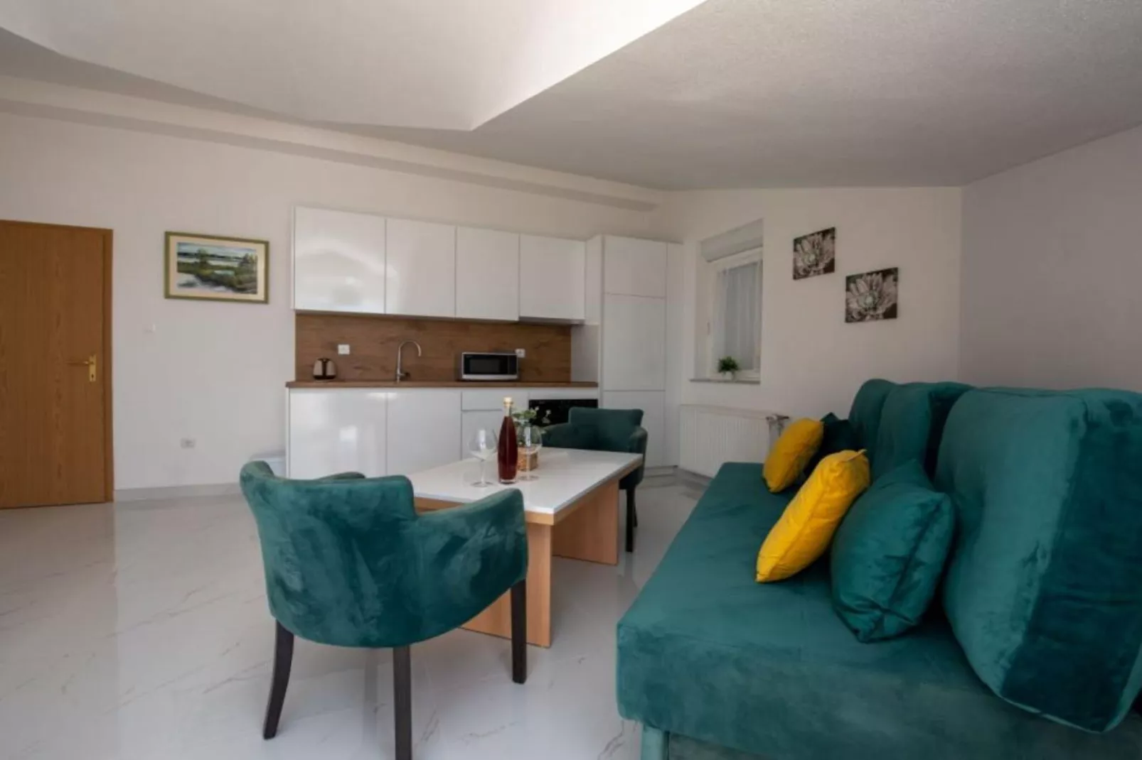 Villa Tomi - Double Room With Sea View (3)-Woonkamer