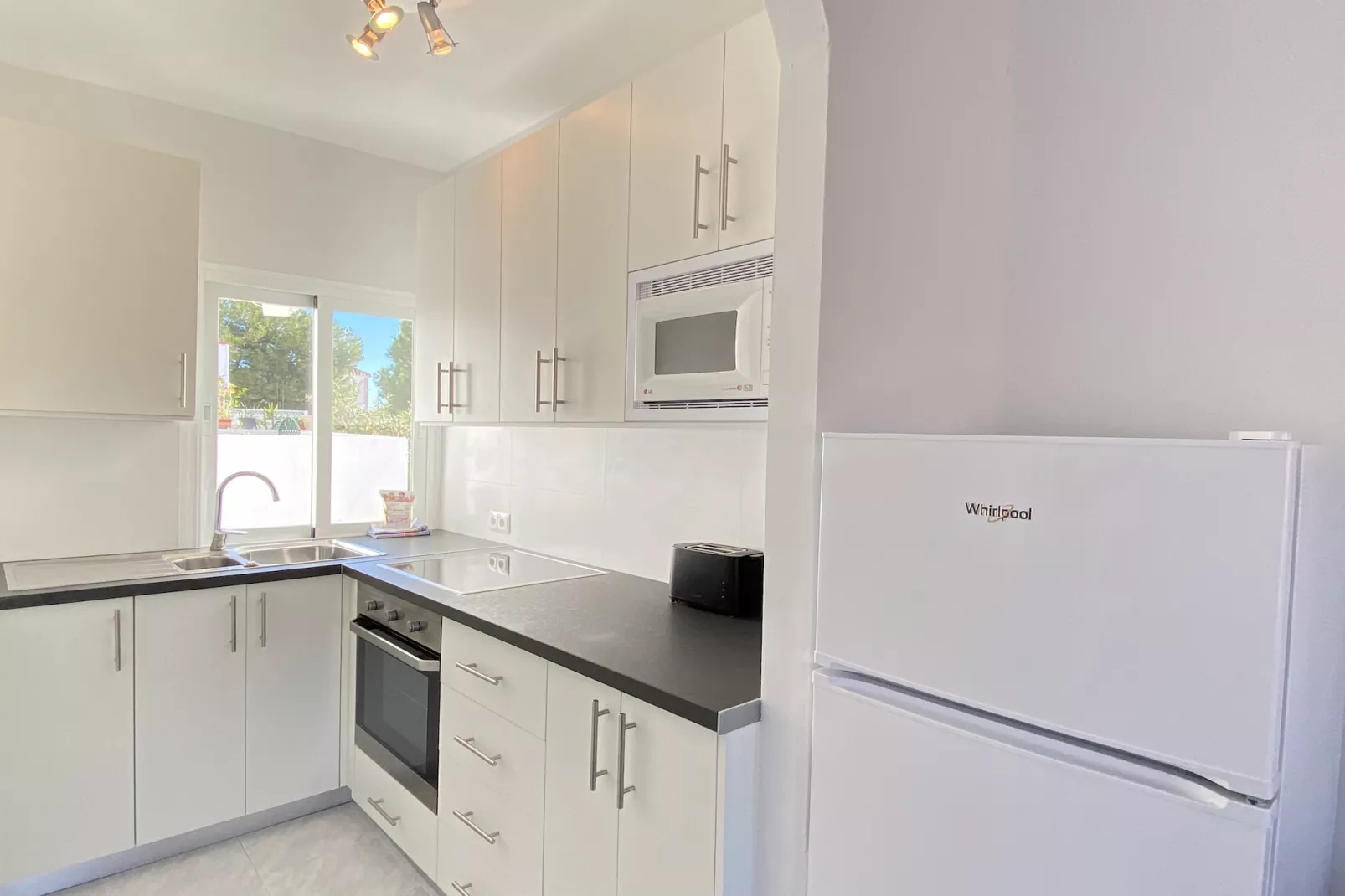 Paraiso Blanco 16A Apartments by Casasol-Keuken
