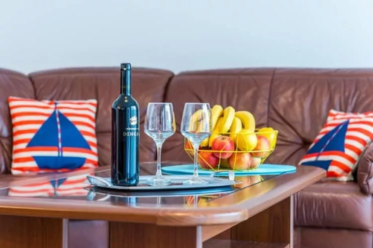 Feel Good Apartment - Two-Bedroom Apartment with Terrace and Garden View-Woonkamer