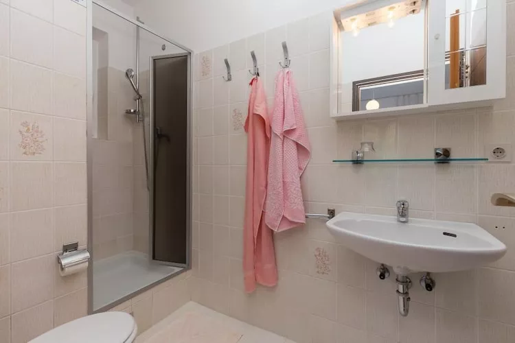 Rooms Villa Bašica - Premium Double Room with Balcony and Sea View (Soba 4)-Badkamer
